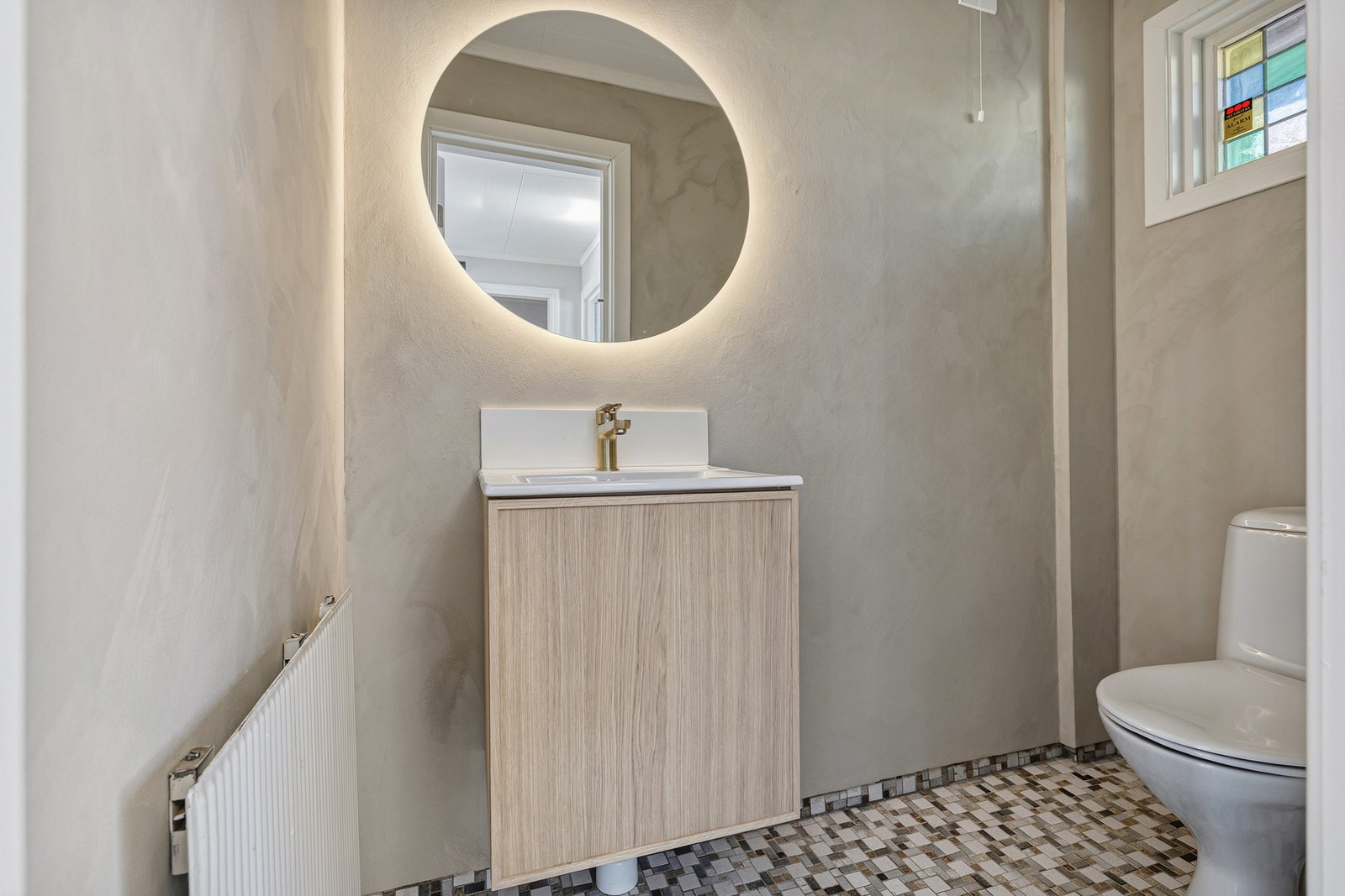 En separat wc ligger tilknyttet entré. Oppgradert med servant og snekkerbygd baderomsskap i eikefiner og massiv eik fra Oslo Plateskredderi i 2026 Galleribilde