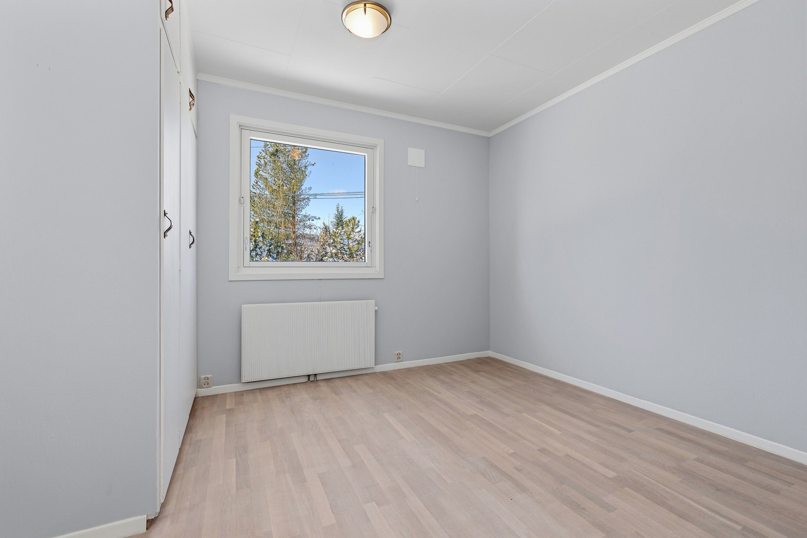 Soverom 2 har garderobeskap og kan fint innredes som barnerom, hjemmekontor eller gjesterom Galleribilde