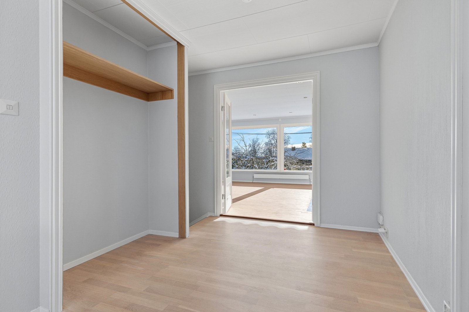 Entréen gir tilgang til hovedetasjens romslige stue Galleribilde