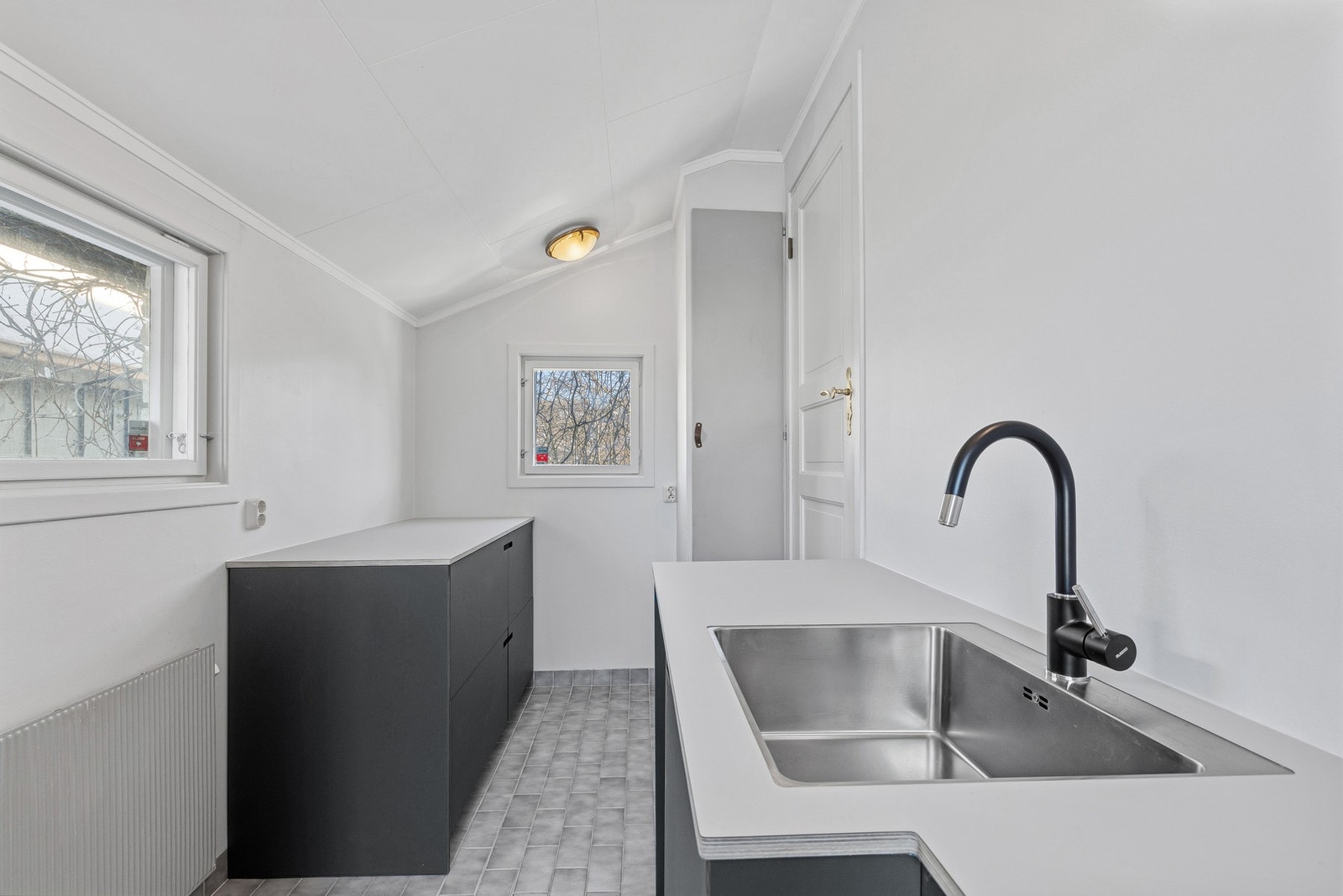 Vaskerom fra byggeår har ny innredning (2026) med vaskekum, oppbevaringsmøbel og plass for vaskemaskin Galleribilde