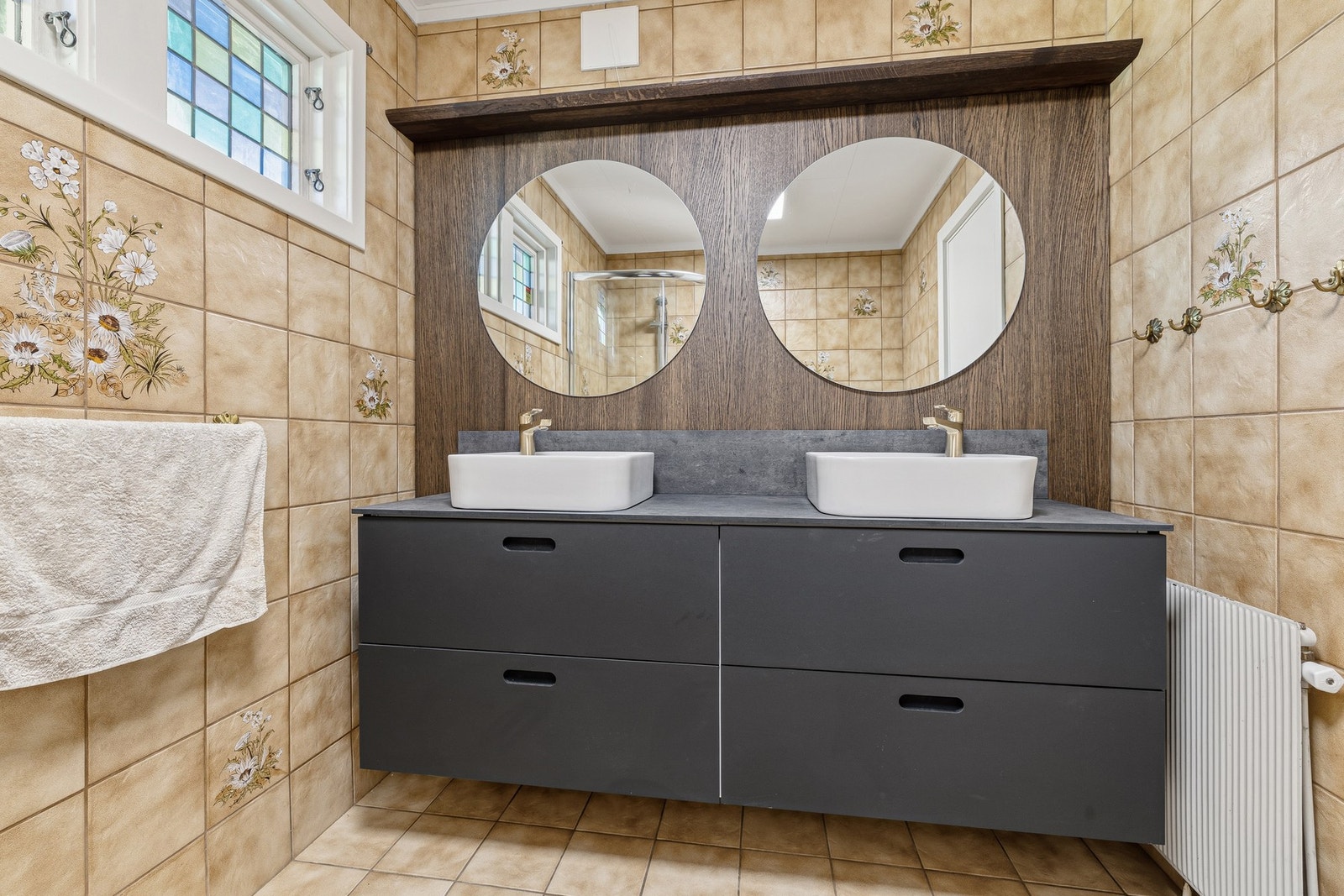 Oppgradert med IKEA God Morgen baderomsmøbler med tilpassede fronter og dekksider fra Oslo Plateskredderi i Forbo Desktop linoleum i 2026 Galleribilde