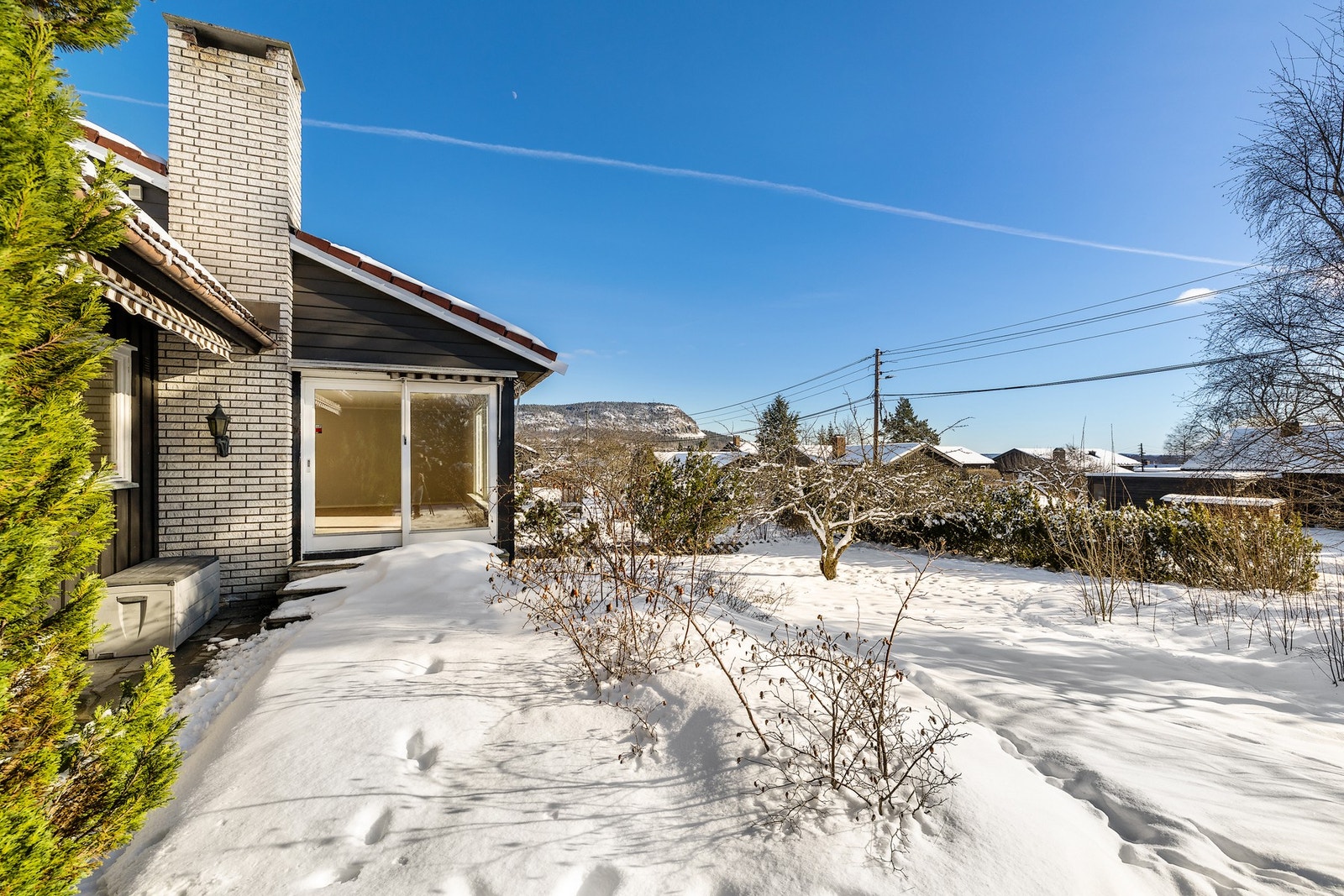 Med eiendommen følger en romslig og solrik hage med en steinbelagt uteplass Galleribilde