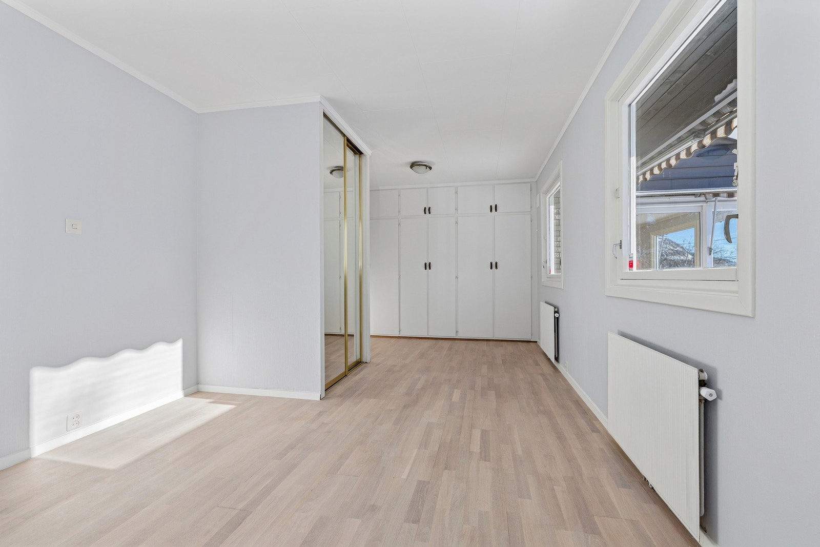 Hovedsoverom kan om ønskelig tilbakestilles til opprinnelig planløsning; med to soverom (ref alt planskisse) Galleribilde