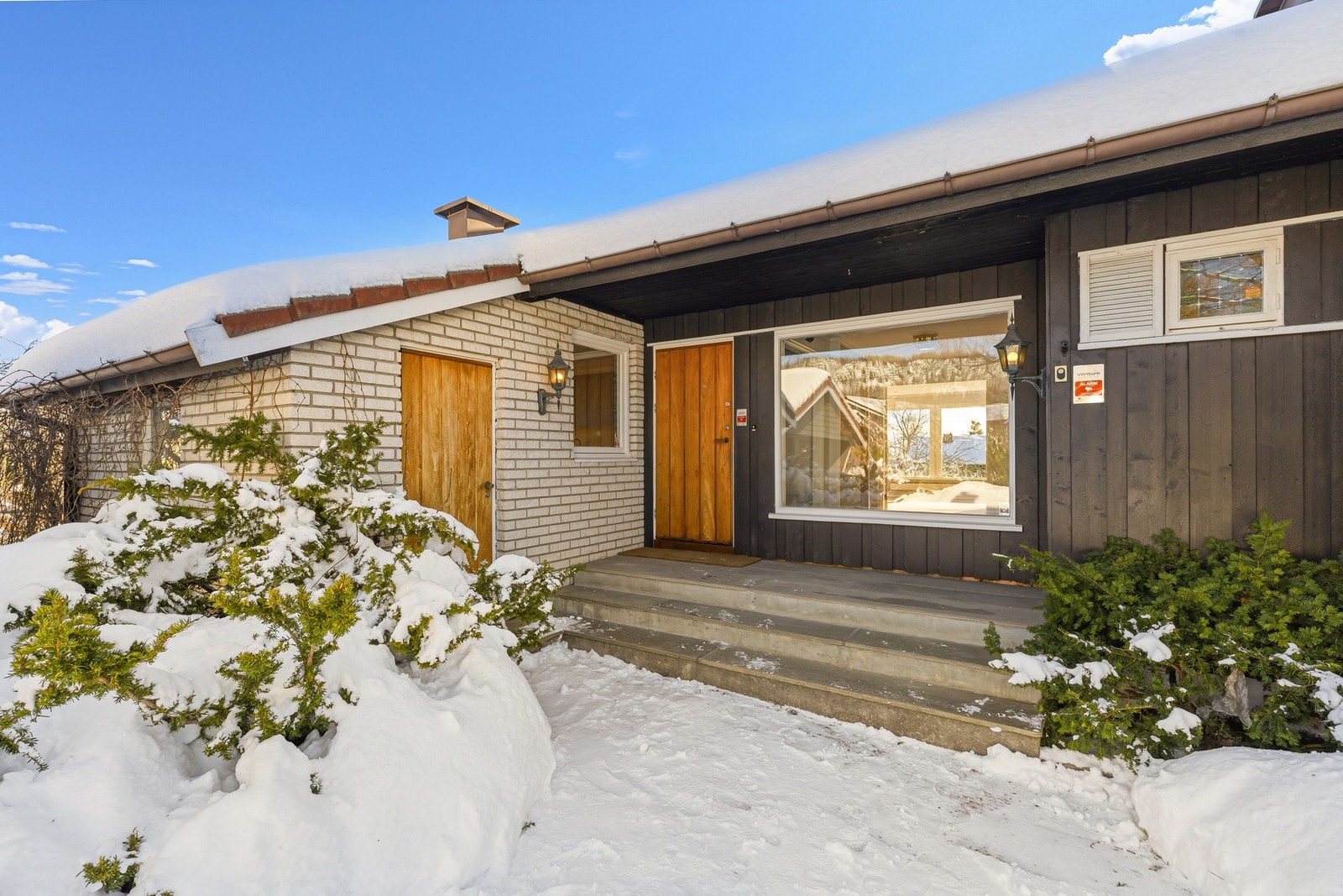 Adkomst via egen gårdsplass og et overbygget skiferbelagt inngangsparti. Dør til venstre leder inn til boligens vaskerom. Galleribilde