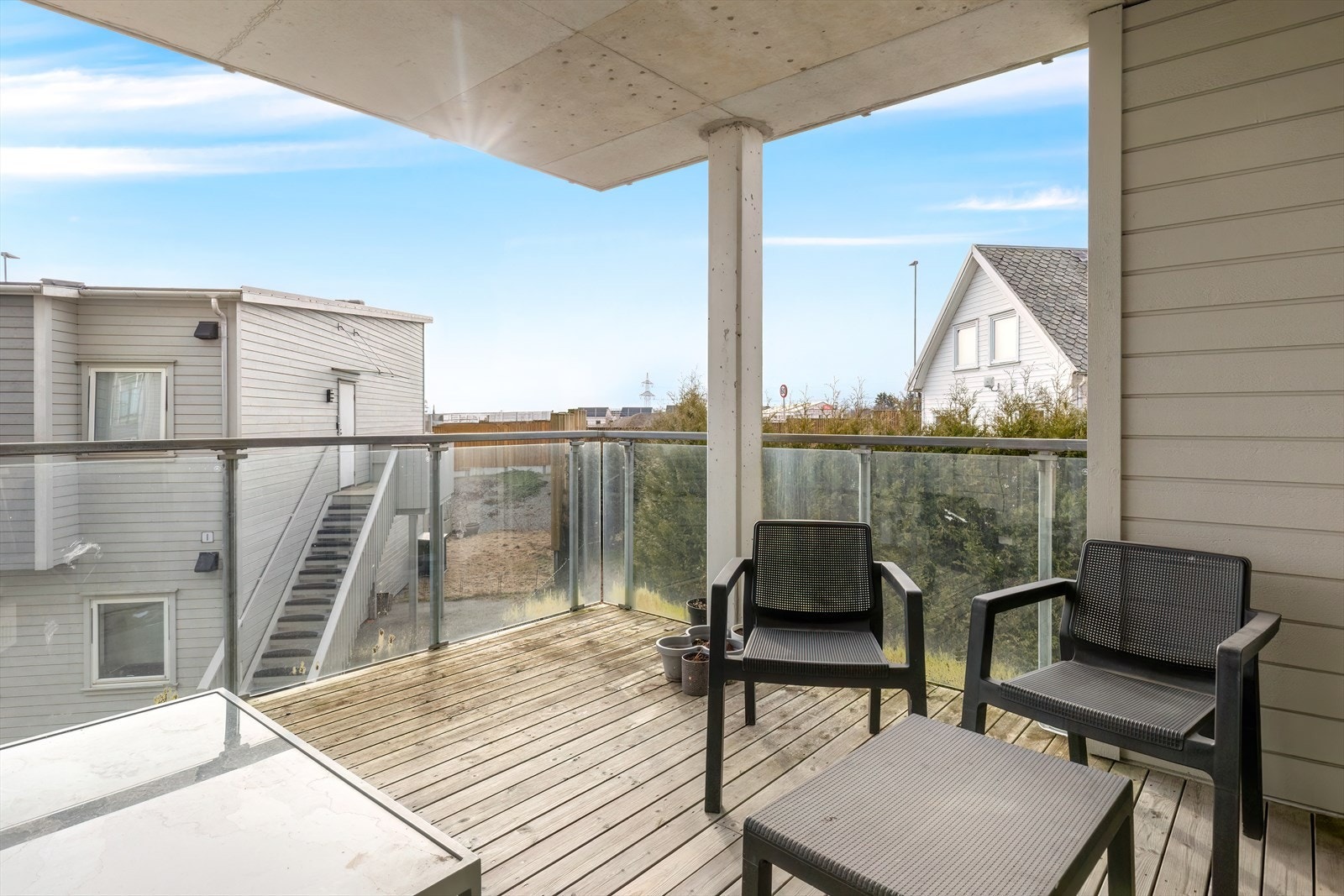 Balkong -utgang til romslig og flott balkong Galleribilde