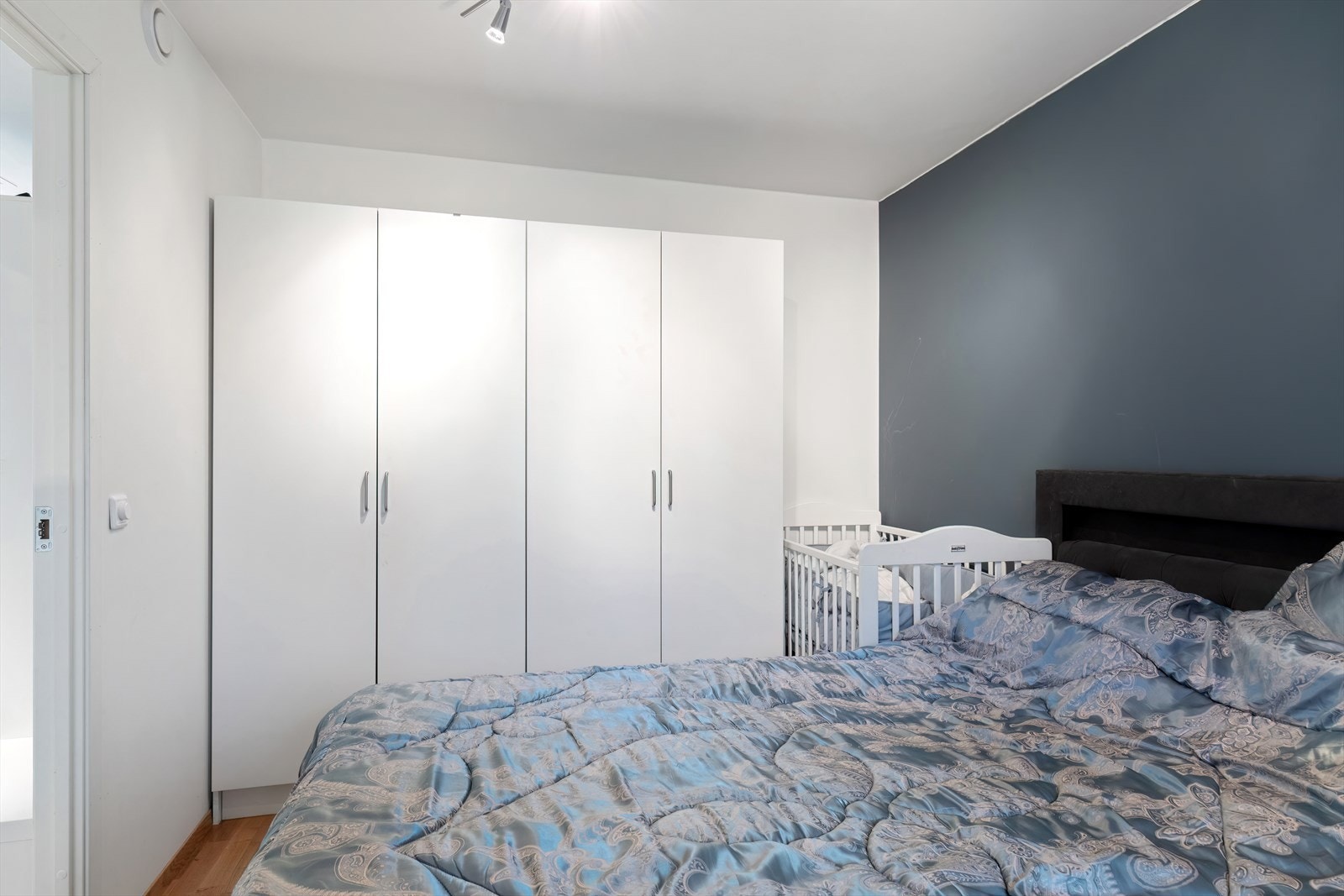 Soverom - god skapplass Galleribilde