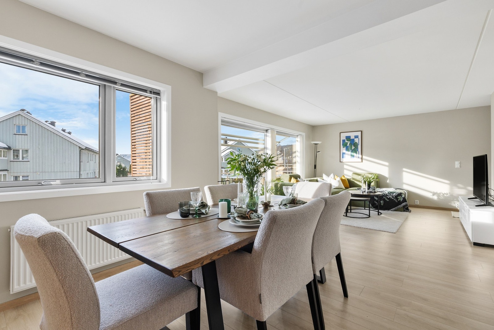 Rommet har store vindusflater som slipper inn godt med naturlig lys Galleribilde