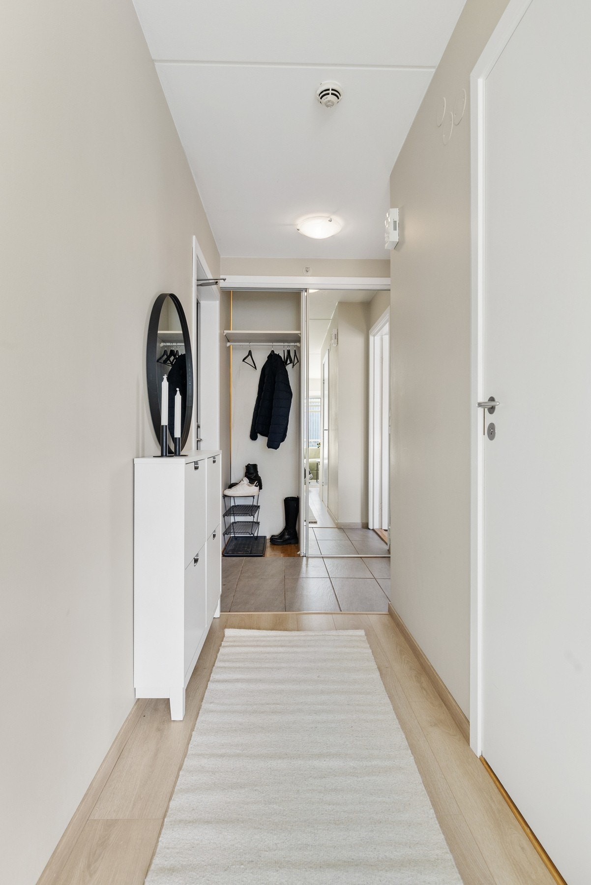 Entré med laminat på gulv og slette flater på vegger og i himling Galleribilde