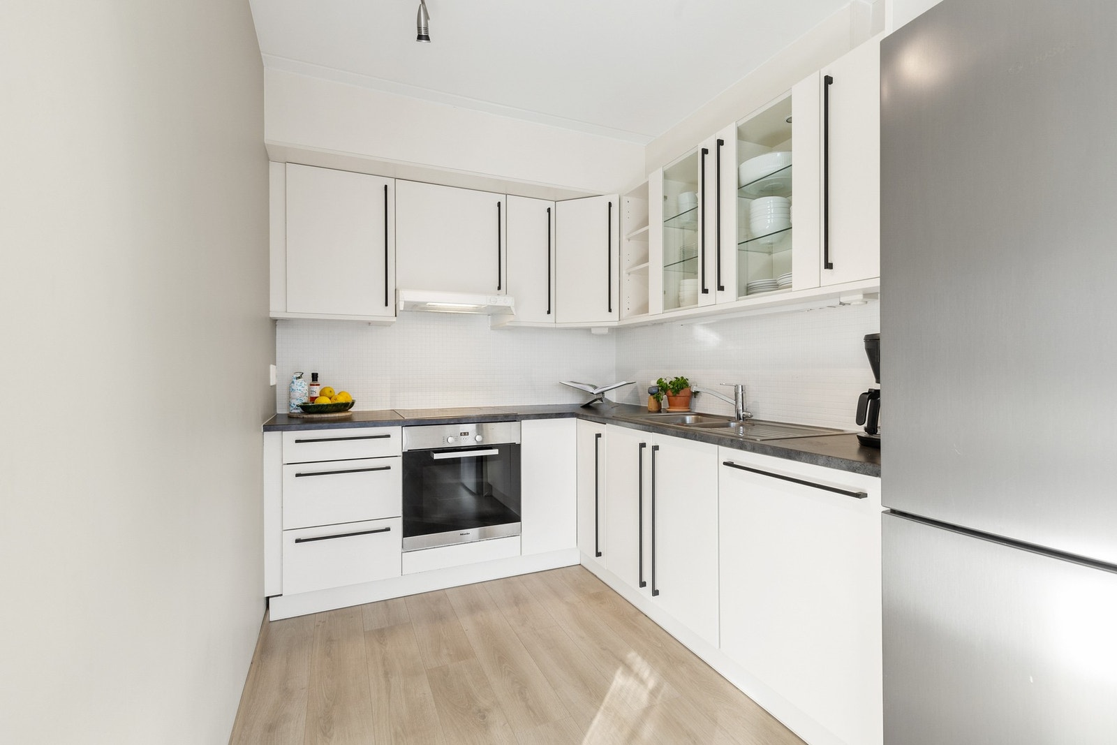 Kjøkkeninnredning med glatte fronter og benkeplate av laminat Galleribilde