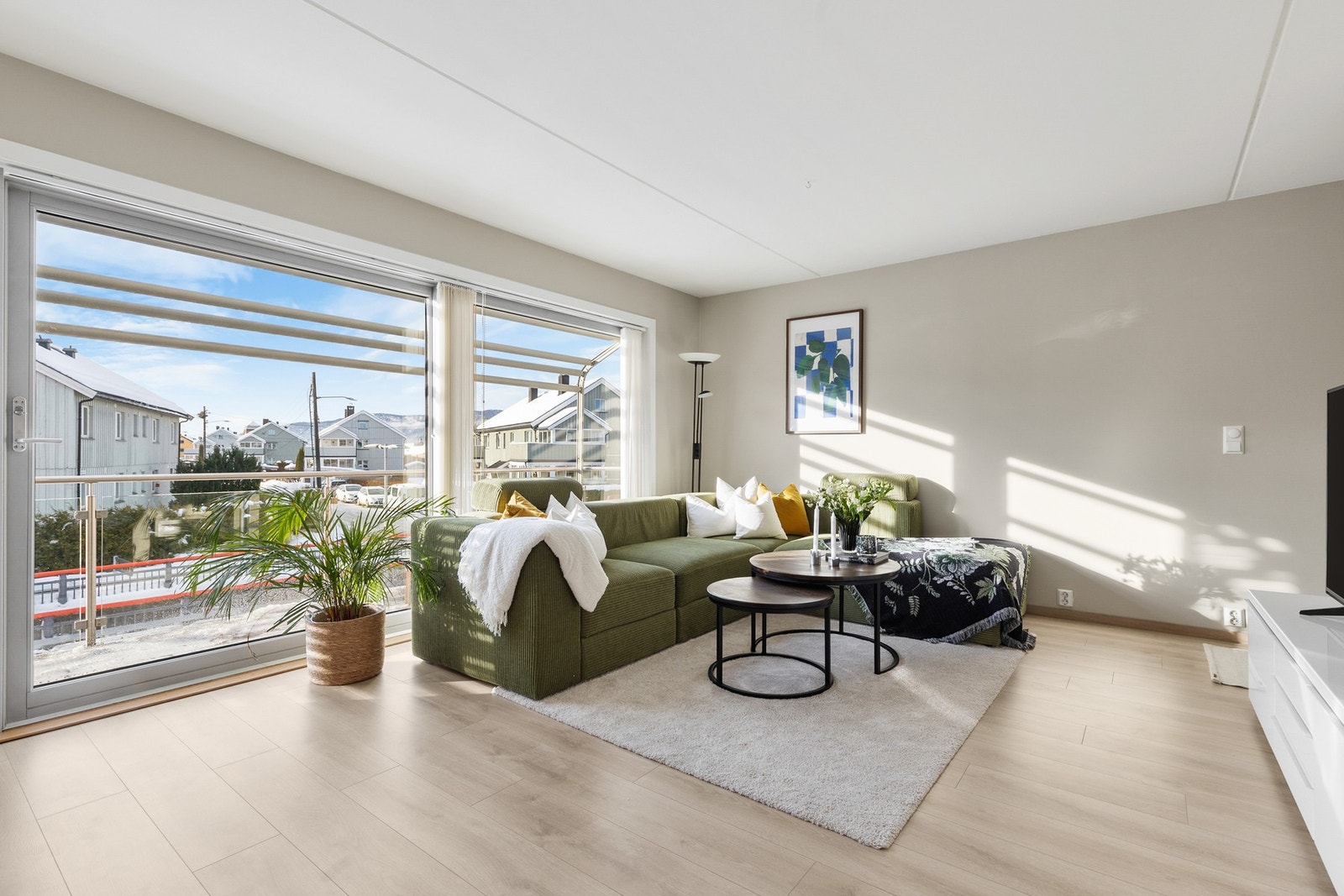 Fra stuen er det utgang til vestvendt balkong Galleribilde