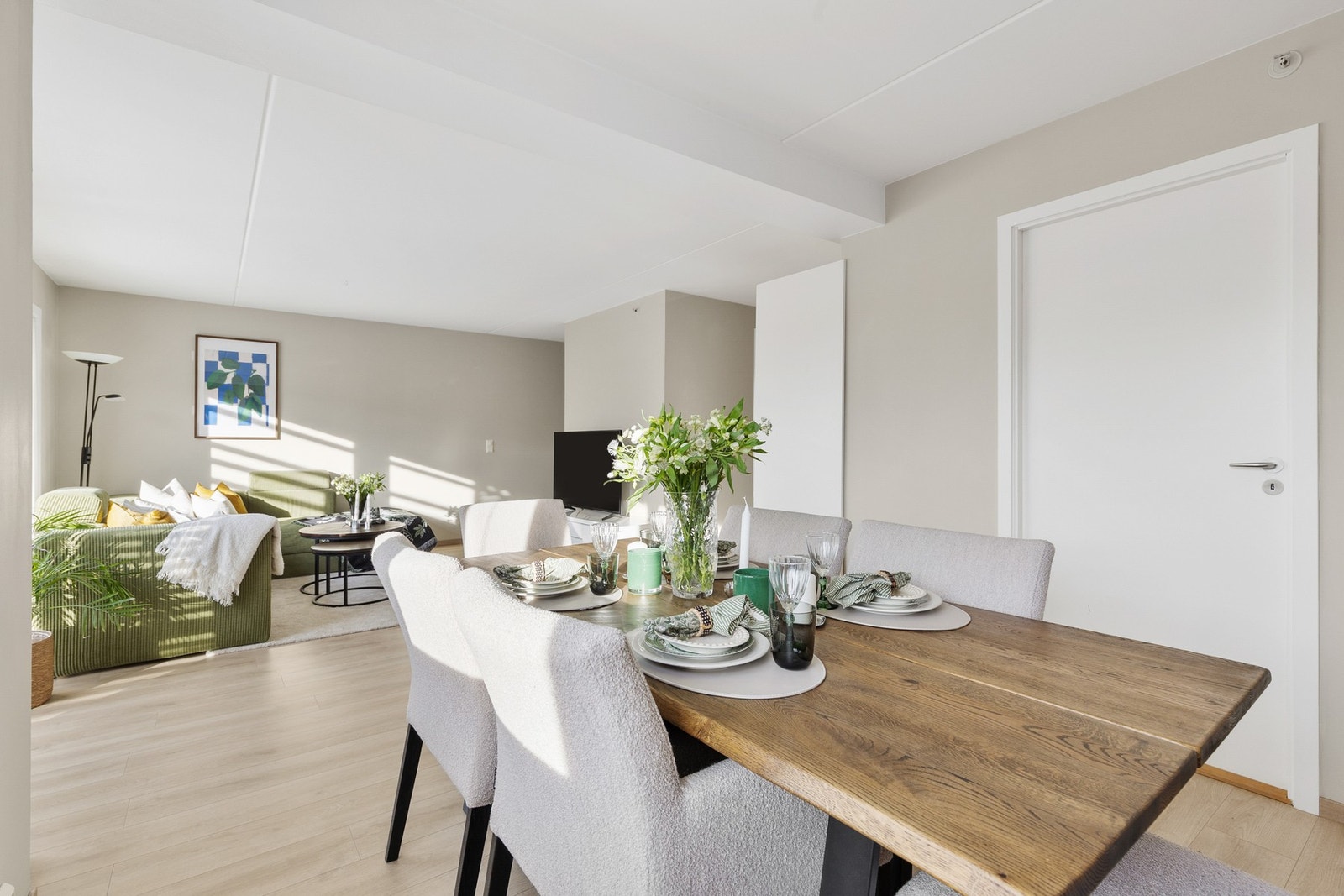 Rommet har fin plass til både spisebord, sofagruppe og tv-møblement Galleribilde