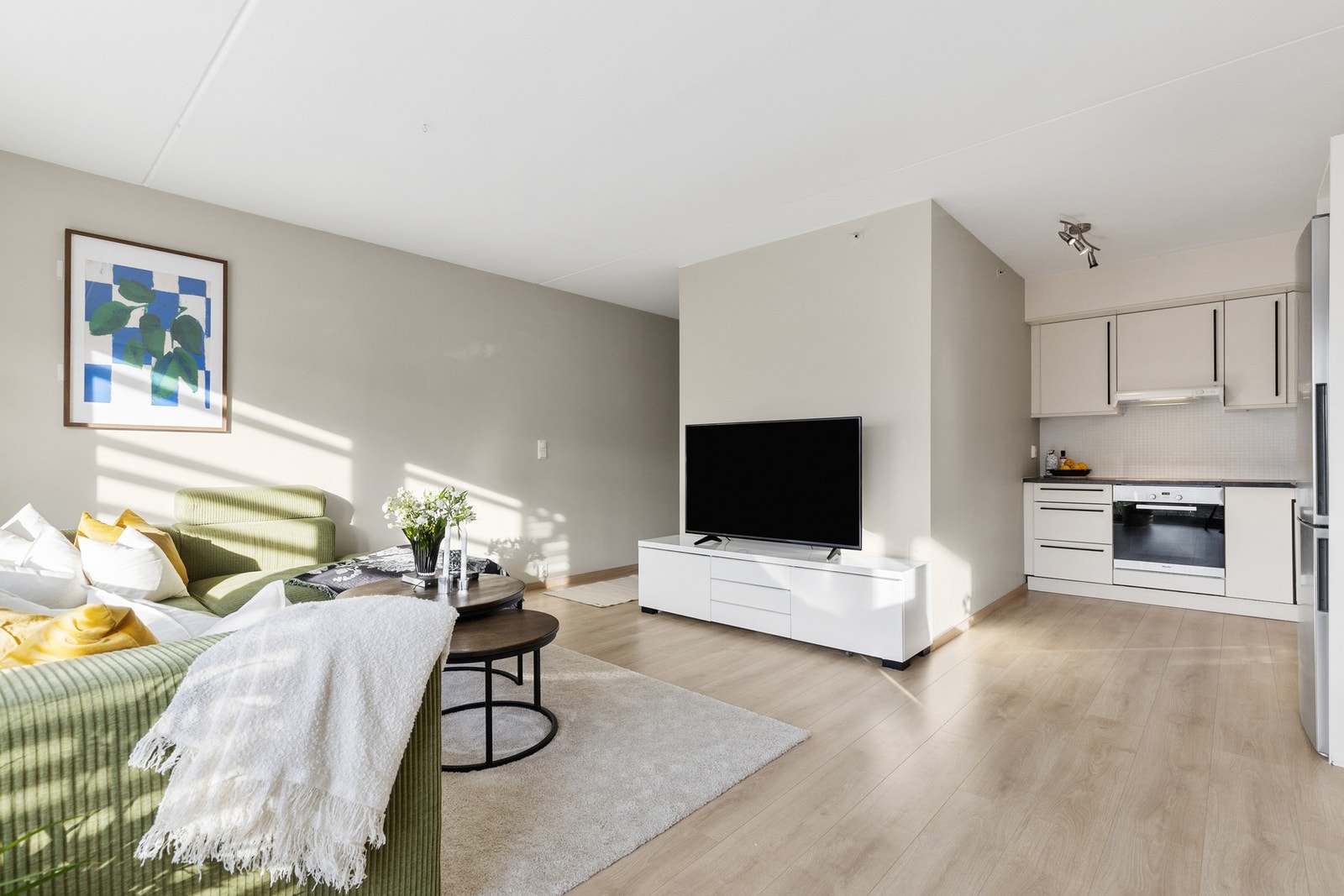 Leiligheten har åpen stue-/kjøkkenløsning Galleribilde