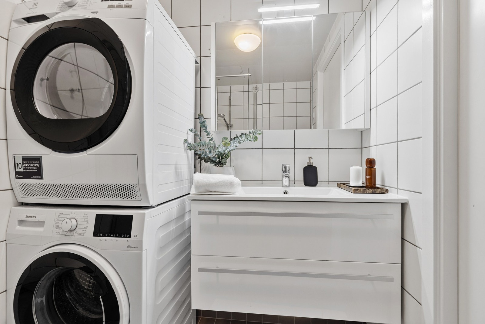 Badet har opplegg for vaskemaskin og mekanisk avtrekk Galleribilde