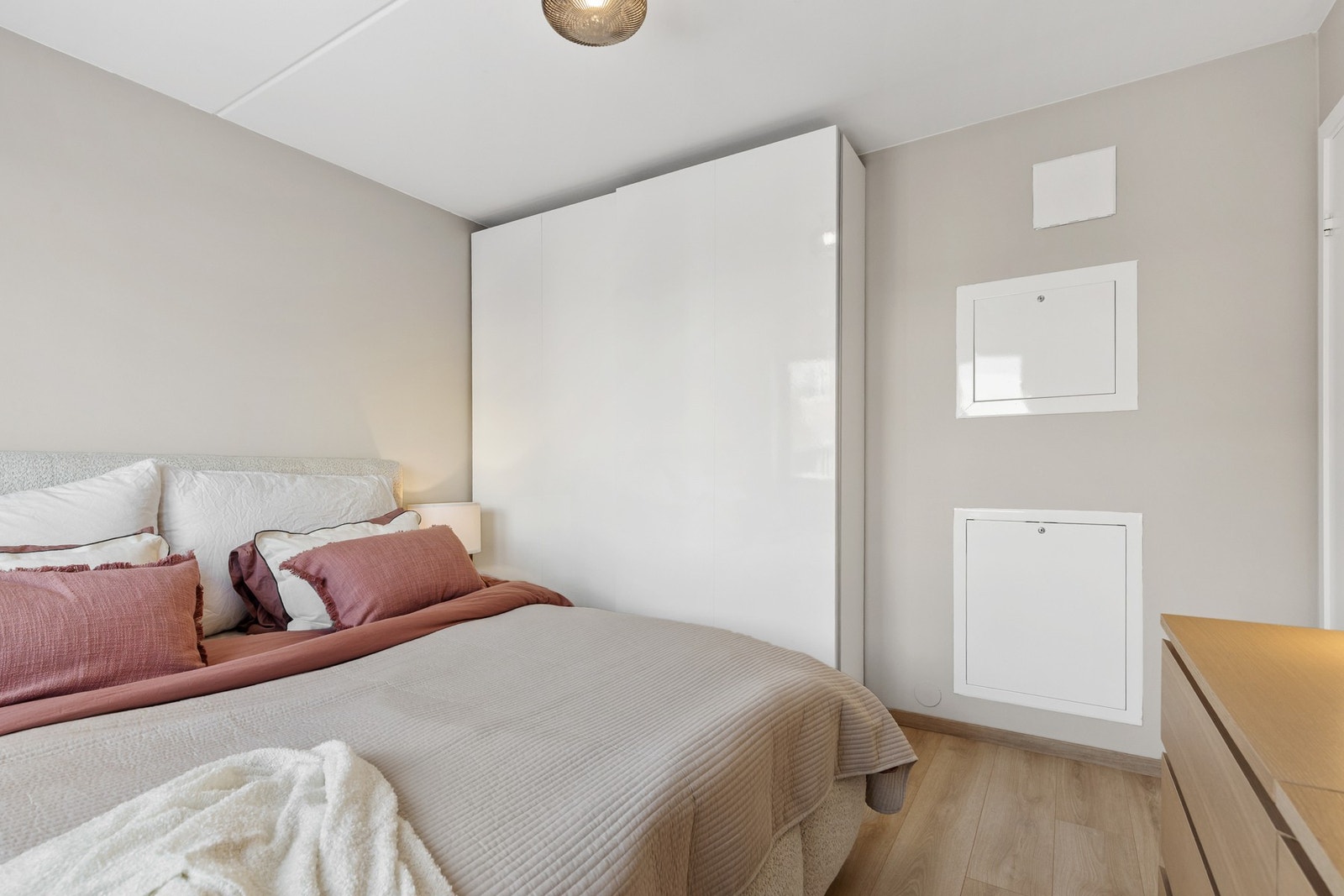 Hovedsoverommet har fin plass til dobbeltseng, nattbord og garderobeskap Galleribilde