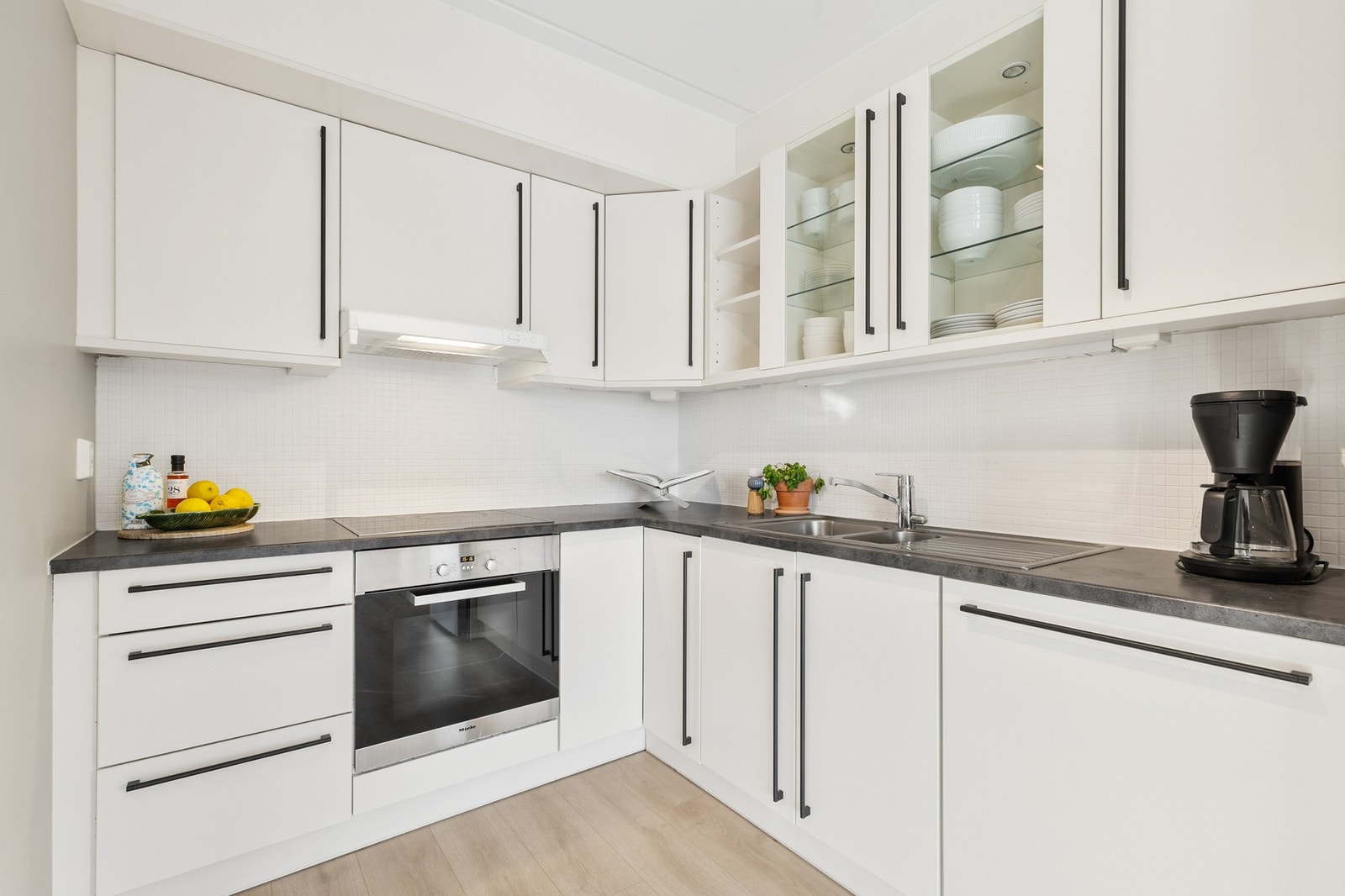 Vegg mellom benk og overskap er flissatt Galleribilde