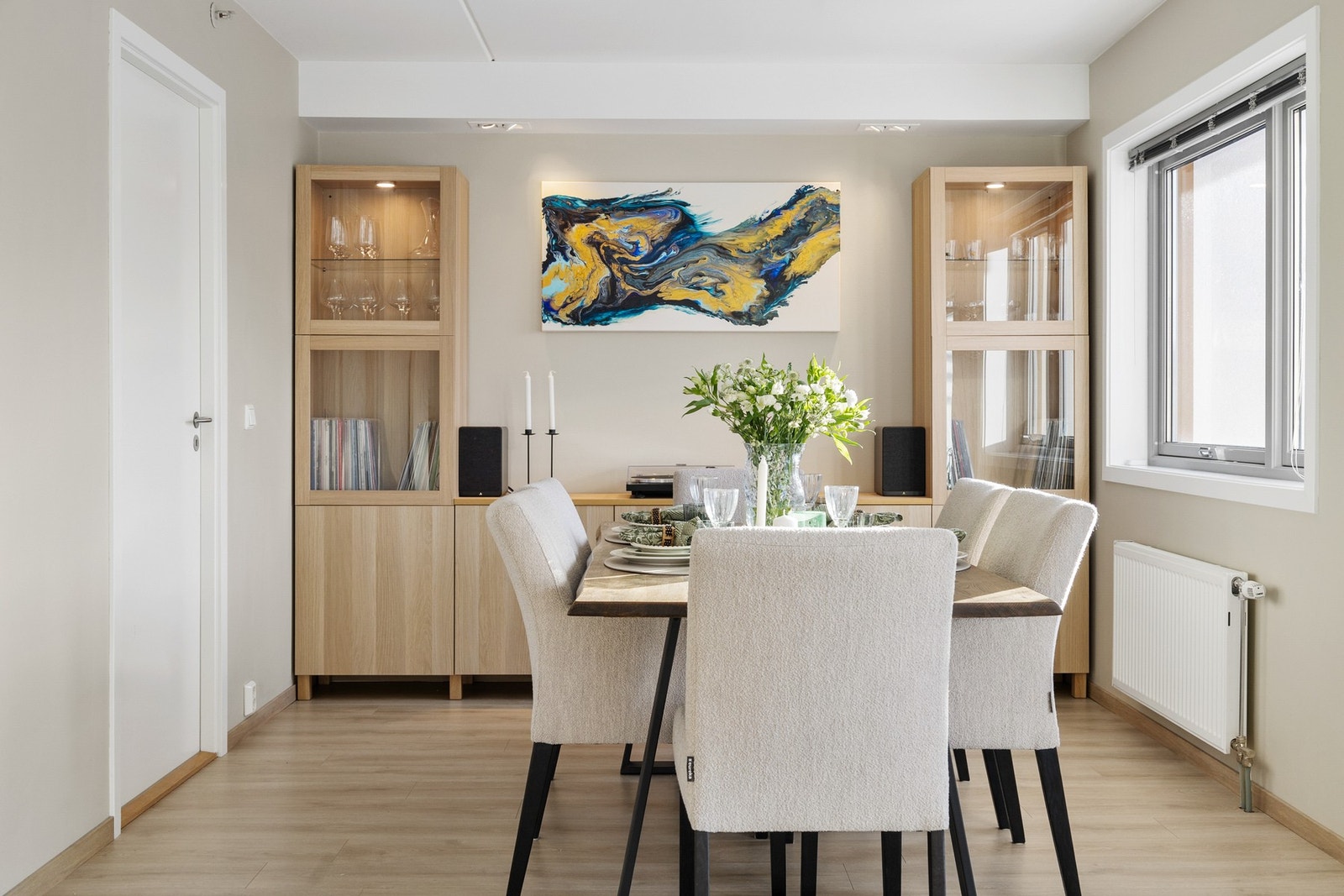 Leiligheten varmes opp av vannbåren varme via radiatorer Galleribilde