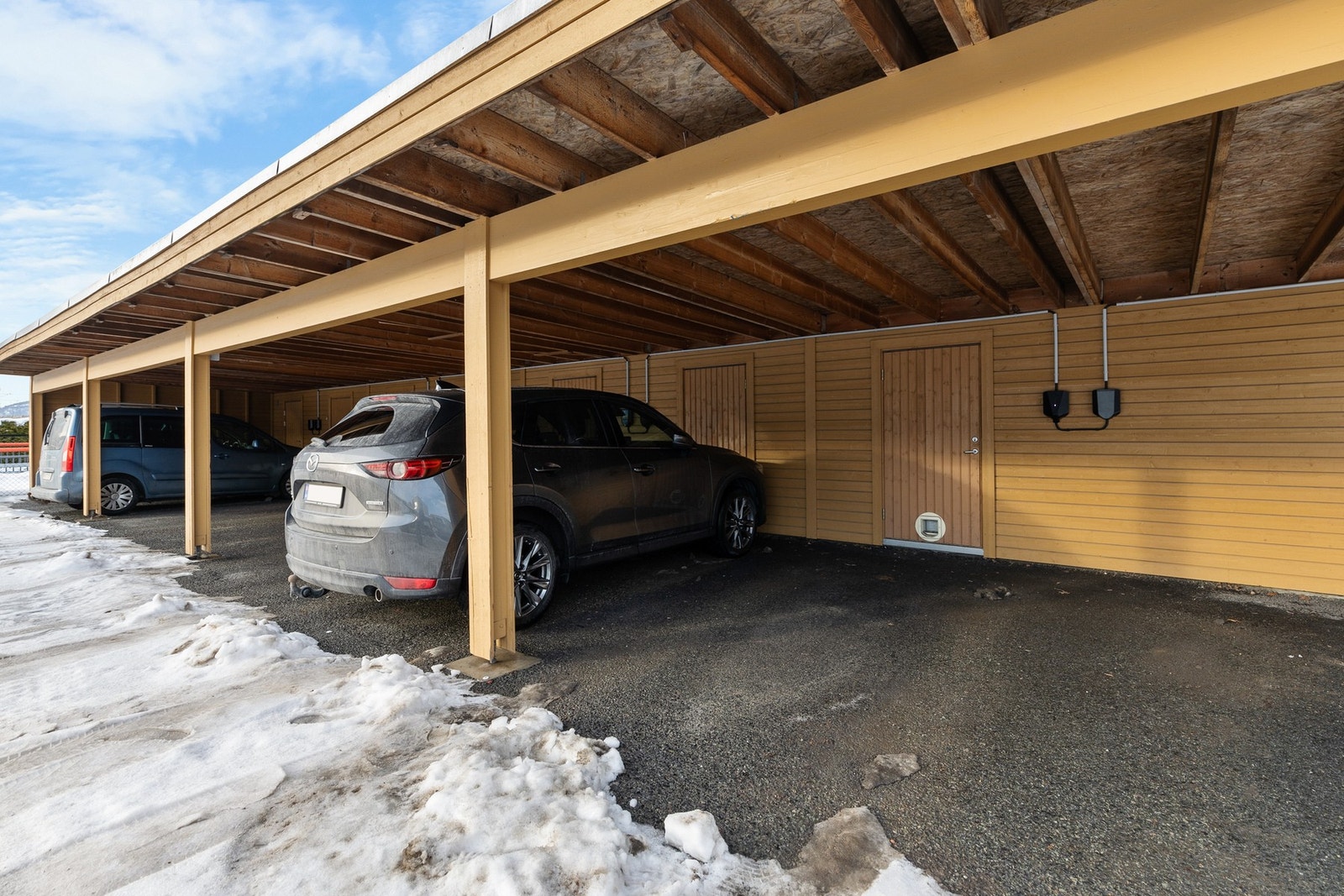 Seksjonen disponerer én p-plass i carport Galleribilde