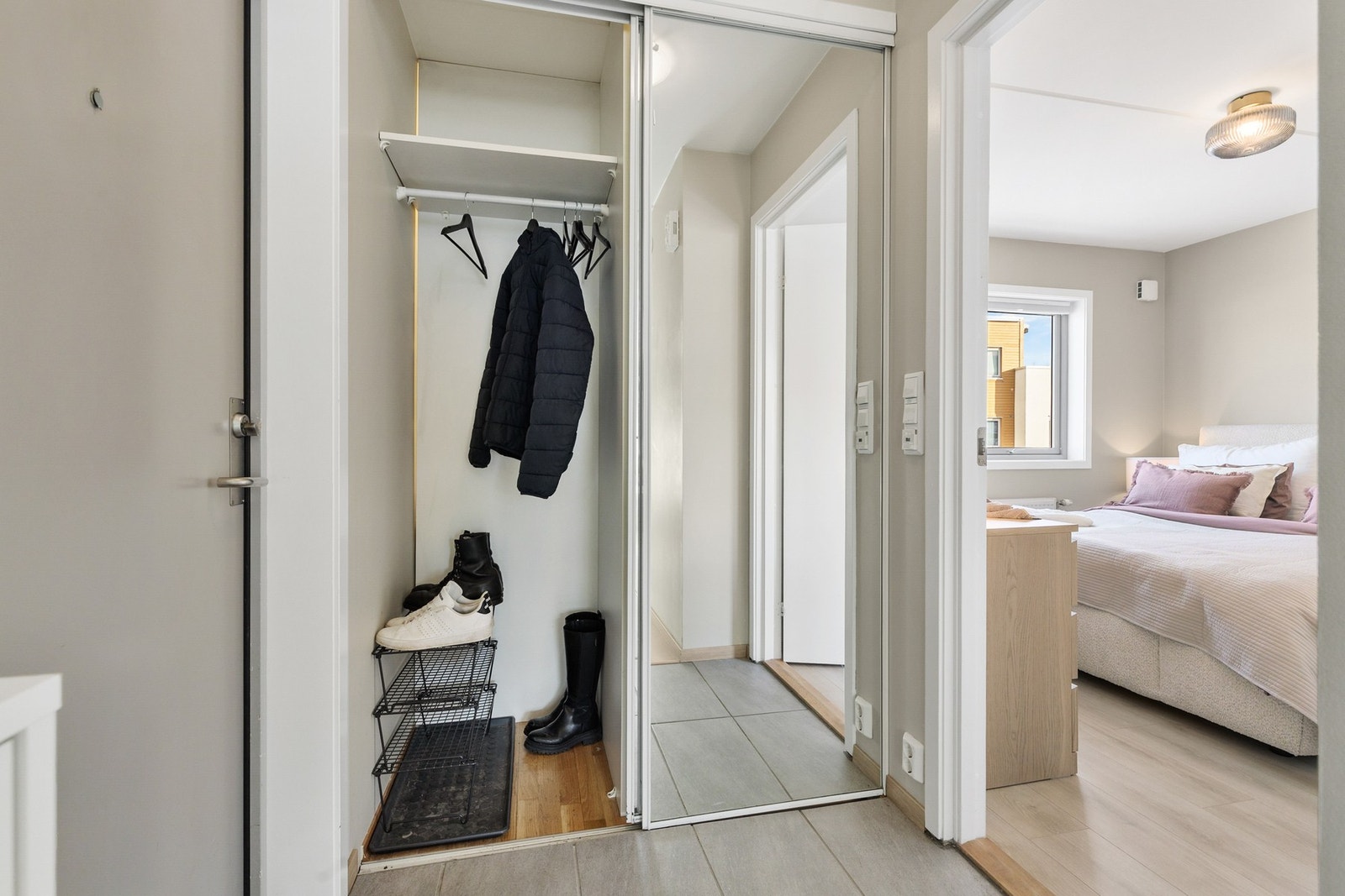 Det er montert skyvedørsgarderobe Galleribilde