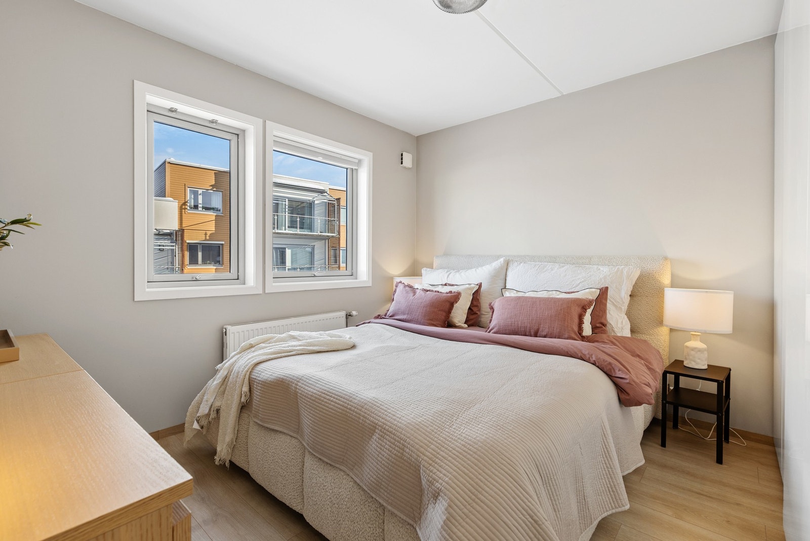 Leiligheten har to soverom, begge med laminat på gulv og slette flater på vegger og i himling Galleribilde