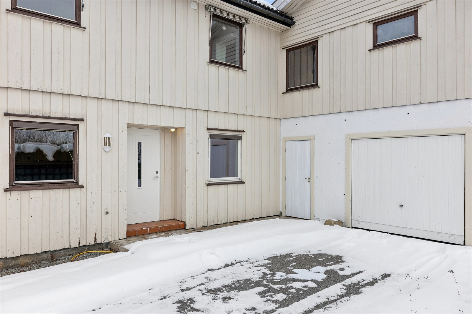 Inngangspartiet er oversiktlig med direkte adkomst til garasjen. Galleribilde