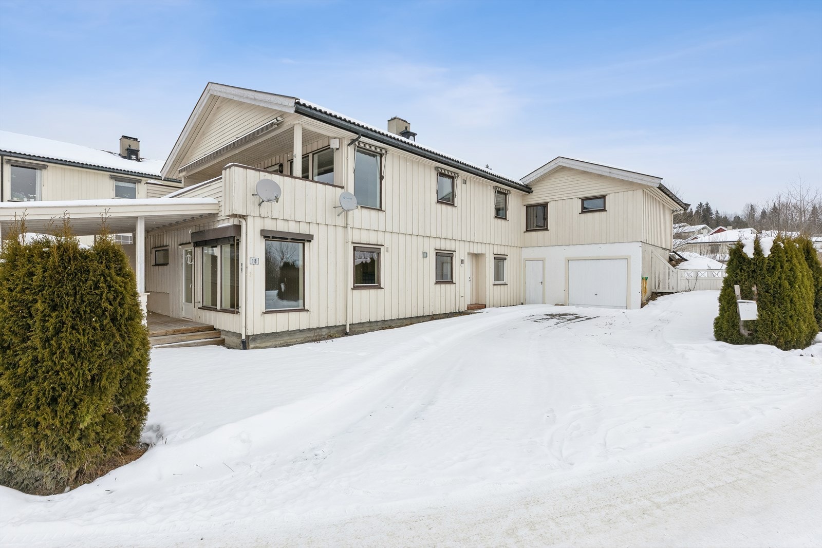 Boligen har en kledning av trepanel og en solid grunnmur. Galleribilde