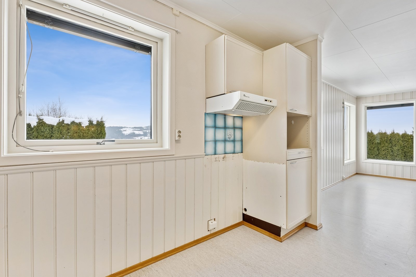 Vinduet over arbeidsbenken gir godt dagslys til matlagingen. Galleribilde