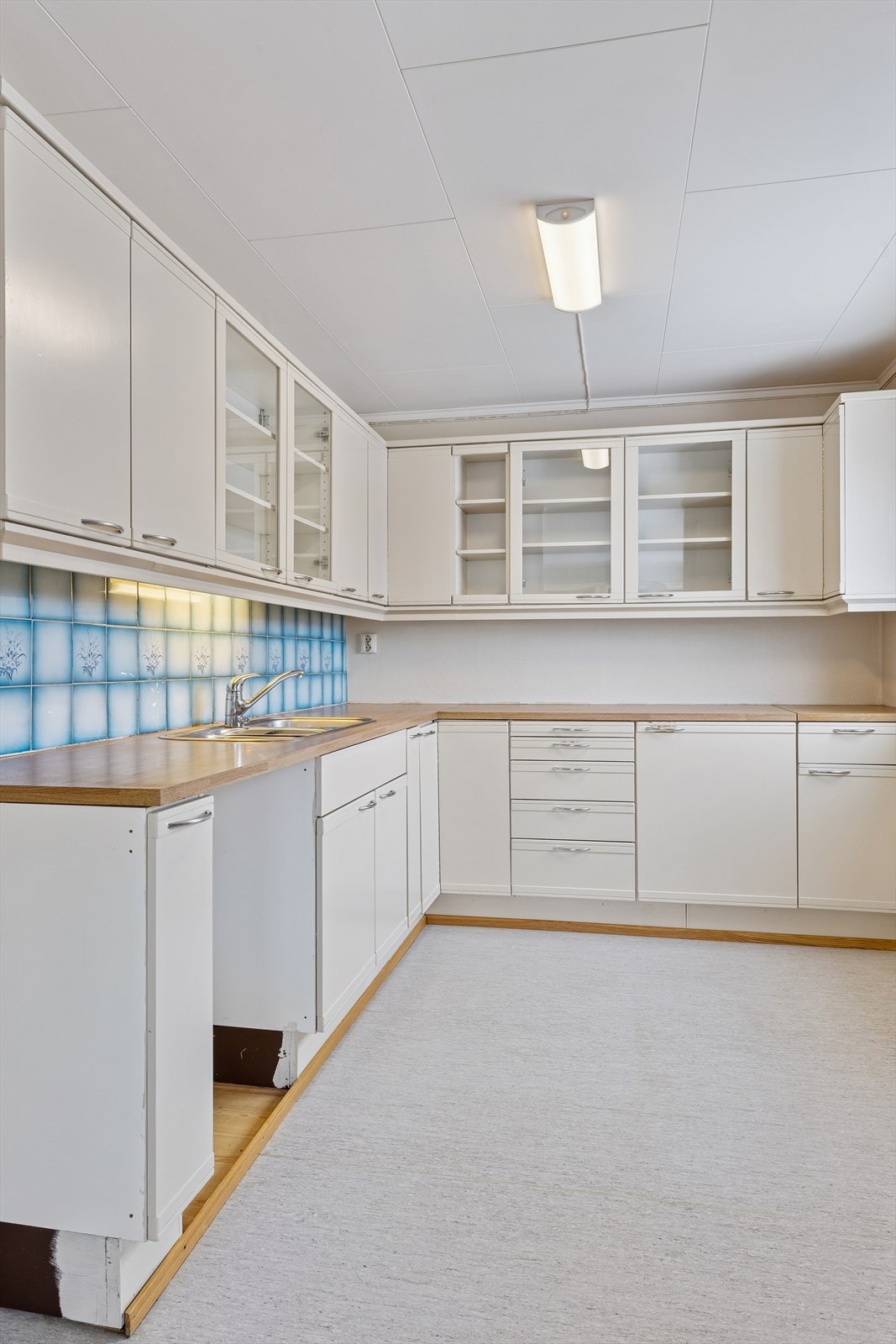 Overskap med glassdører gir et lettere uttrykk og mulighet for utstilling. Galleribilde