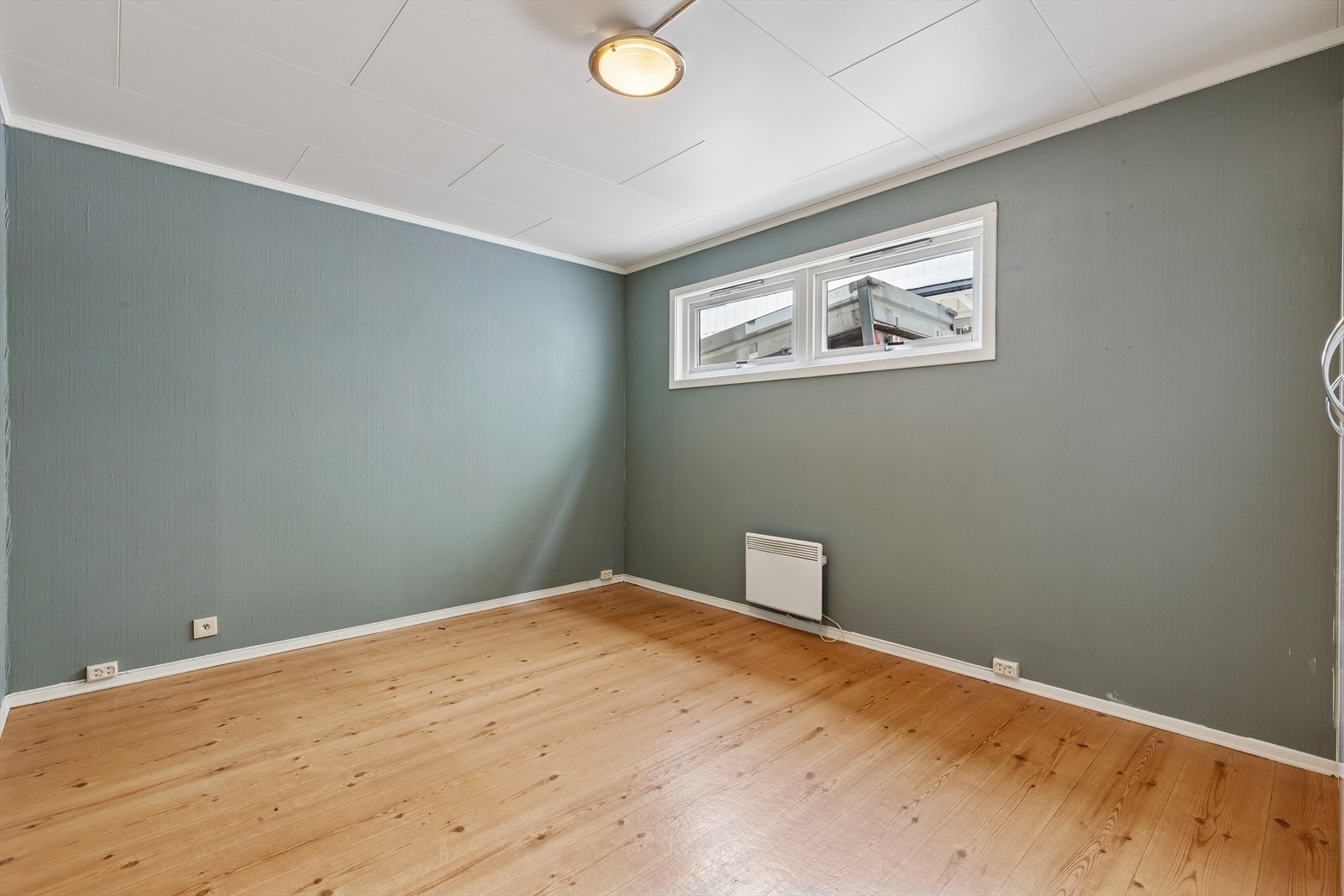 Boligen har to soverom. Dette rommet har tregulv og malte overflater. Galleribilde