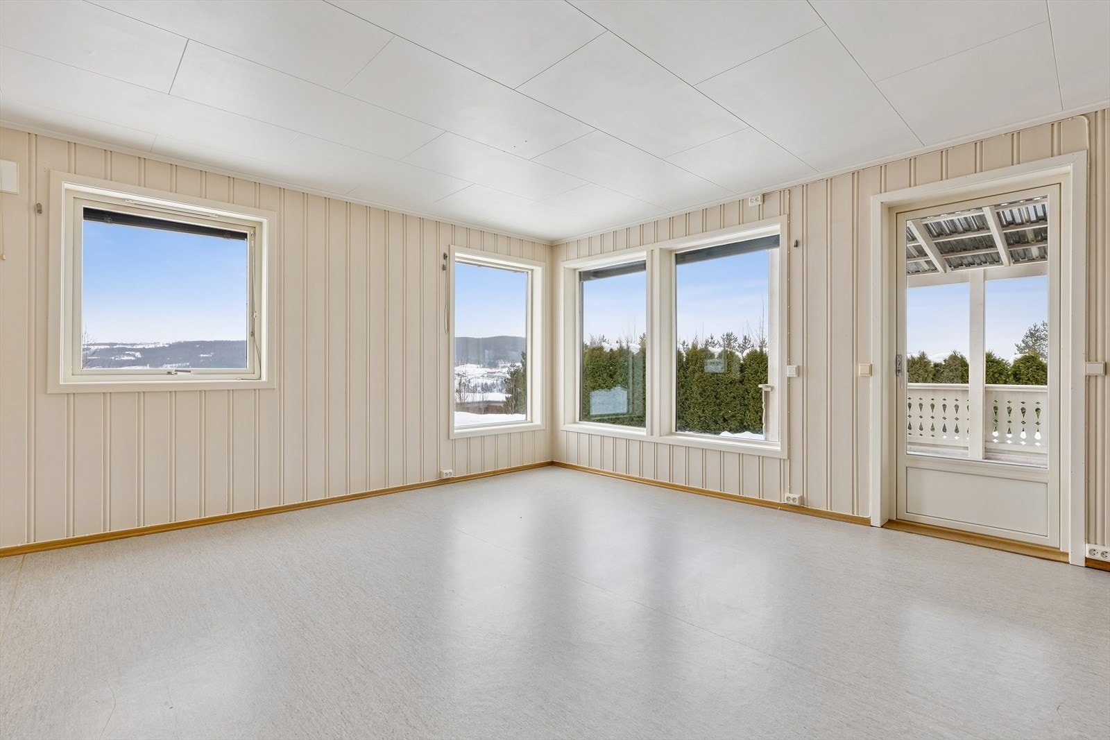 Fra stuen er det direkte utgang til en stor, overbygget terrasse. Galleribilde