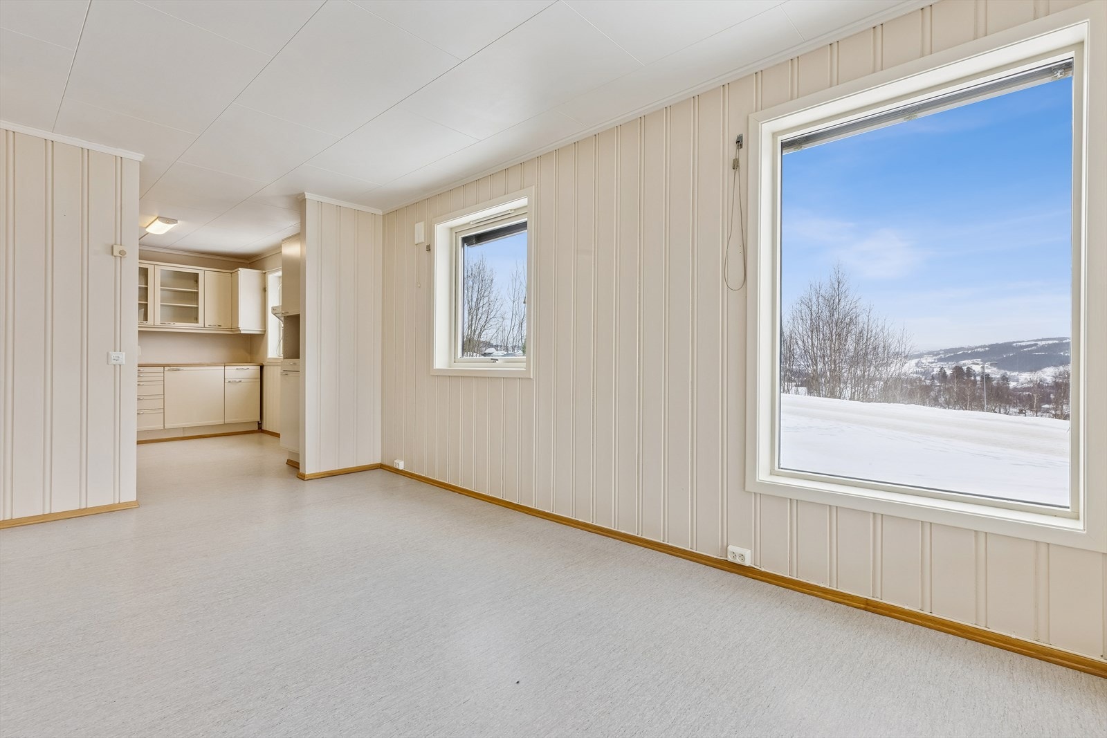 Store vindusflater gir rikelig med naturlig lys inn i oppholdsrommene. Galleribilde