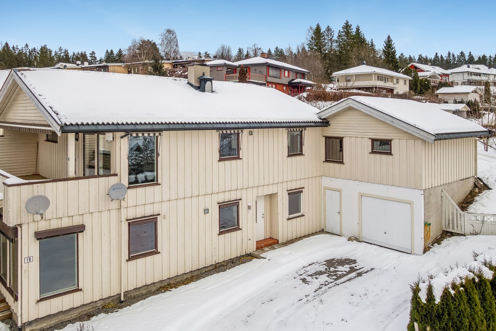 Eiendommen har en integrert garasje og biloppstillingsplass på egen tomt. Galleribilde