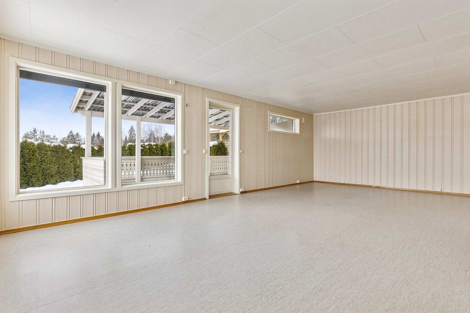 Utsyn mot uteområdet fra flere vinkler i stuen. Galleribilde