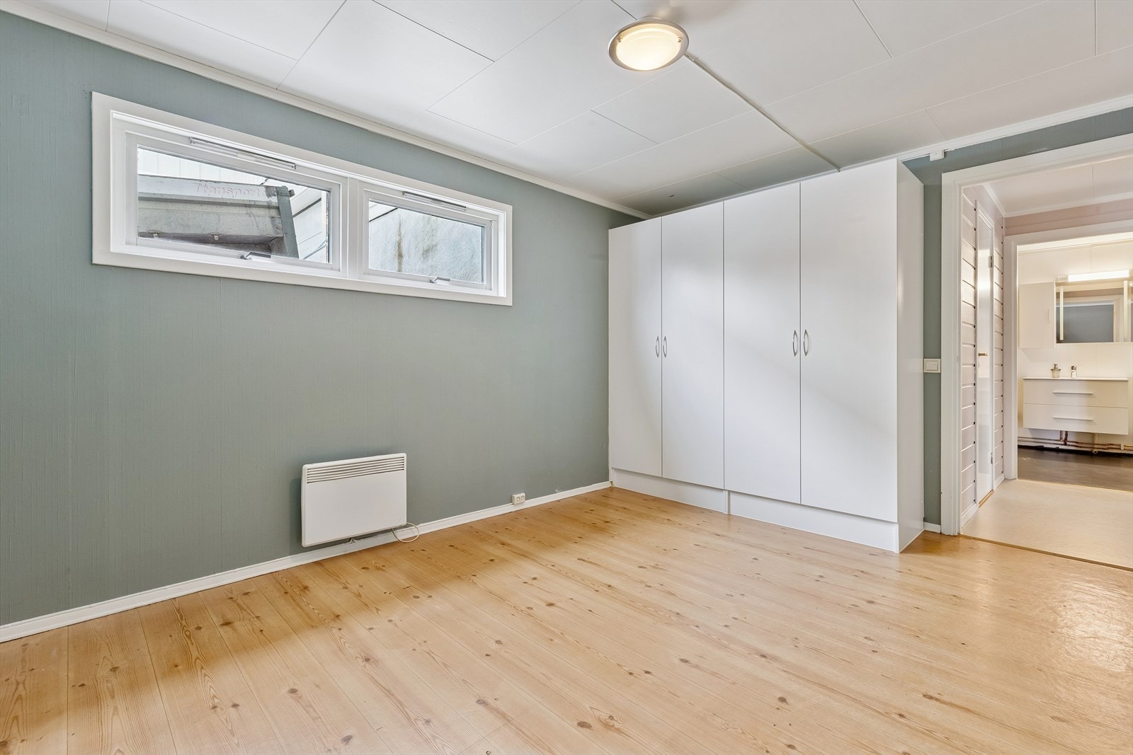 Rommet er av god størrelse med plass til garderobeskap. Galleribilde