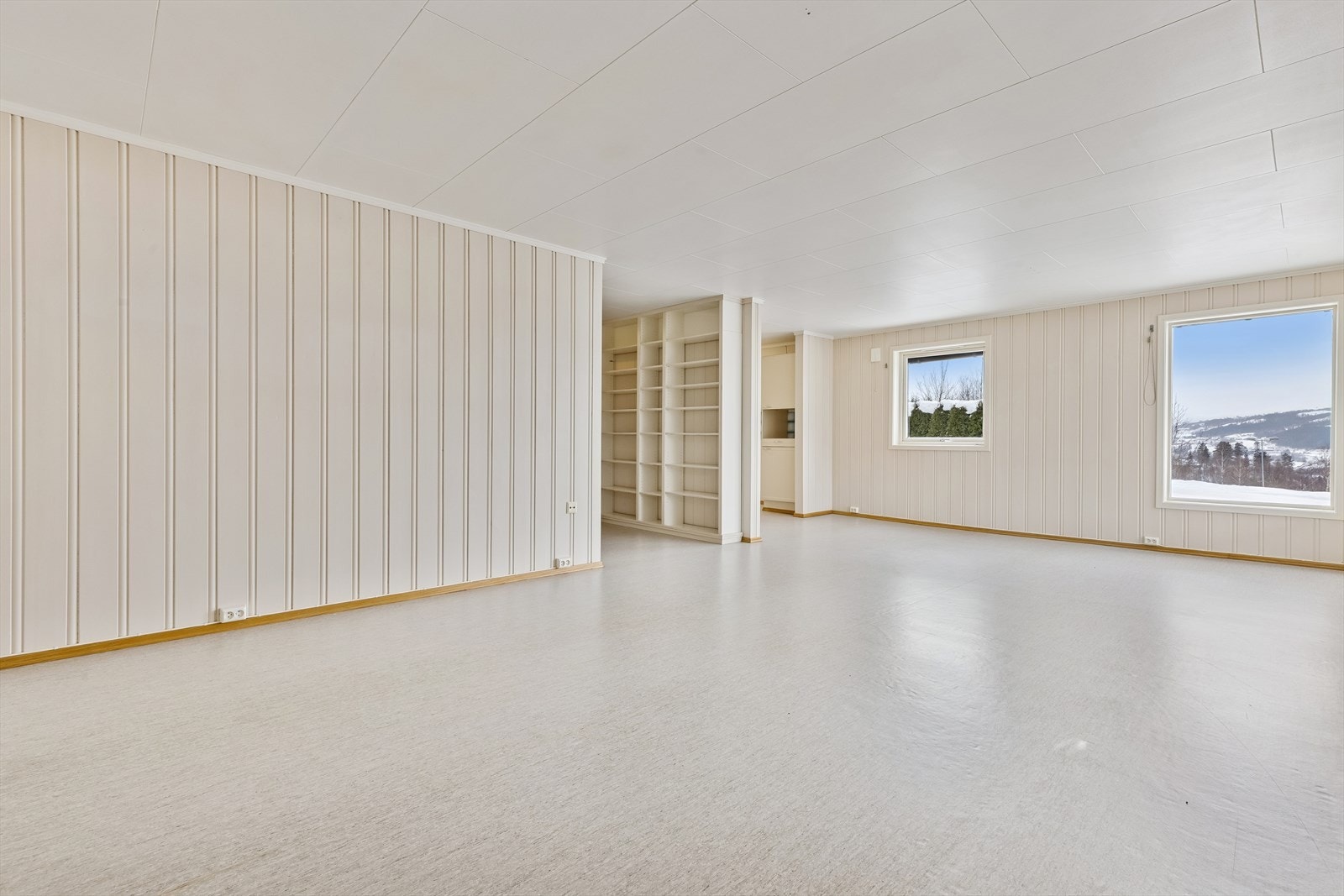 Rommet har god plass til både sofagruppe og spisebord. Galleribilde