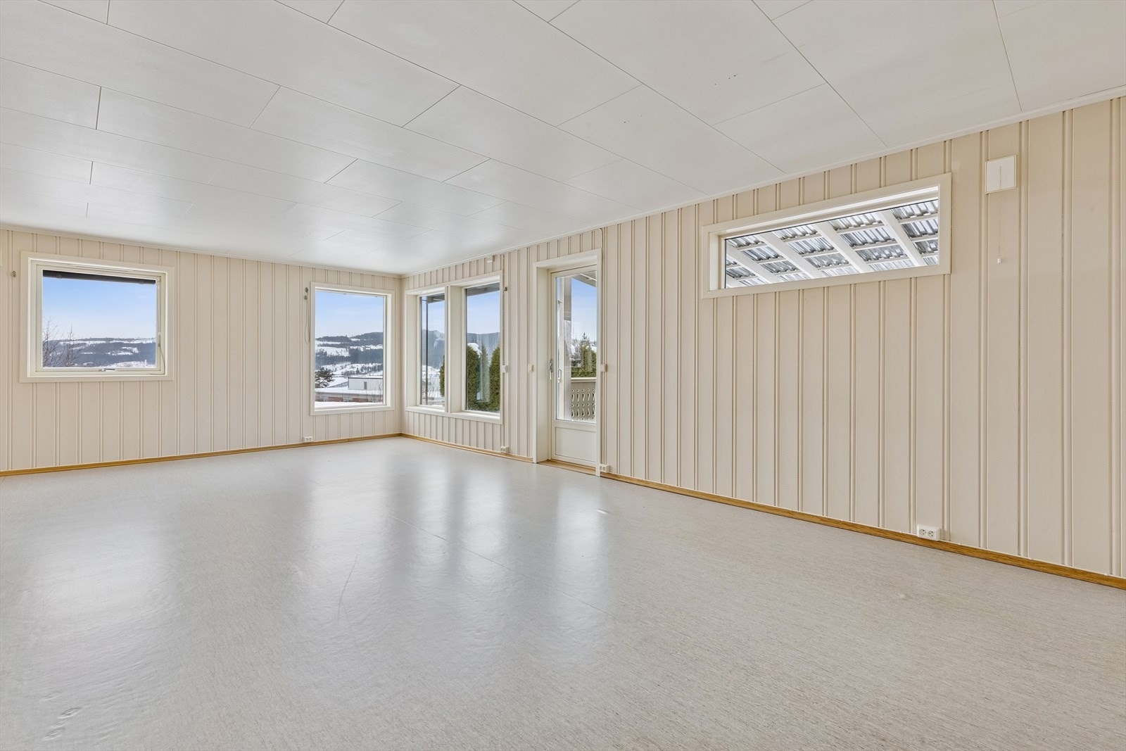 Lyse overflater på vegger og i tak bidrar til en luftig romfølelse. Galleribilde