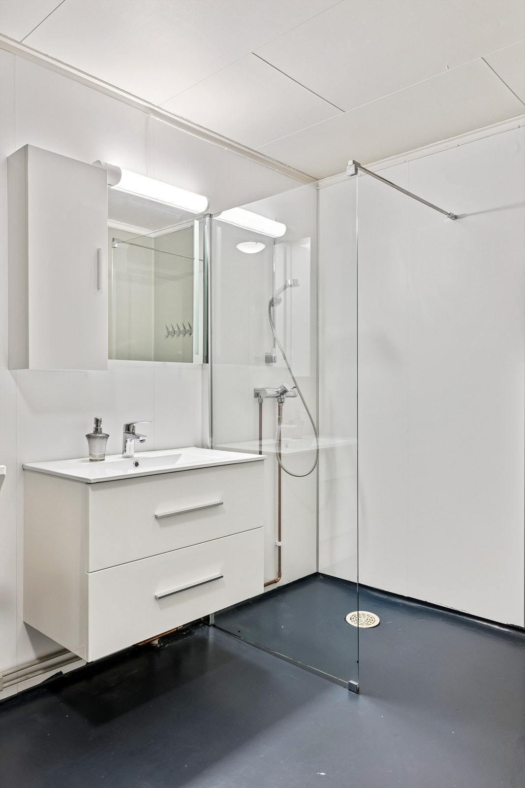 Baderomsinnredning med speilskap og god oppbevaringsplass. Galleribilde