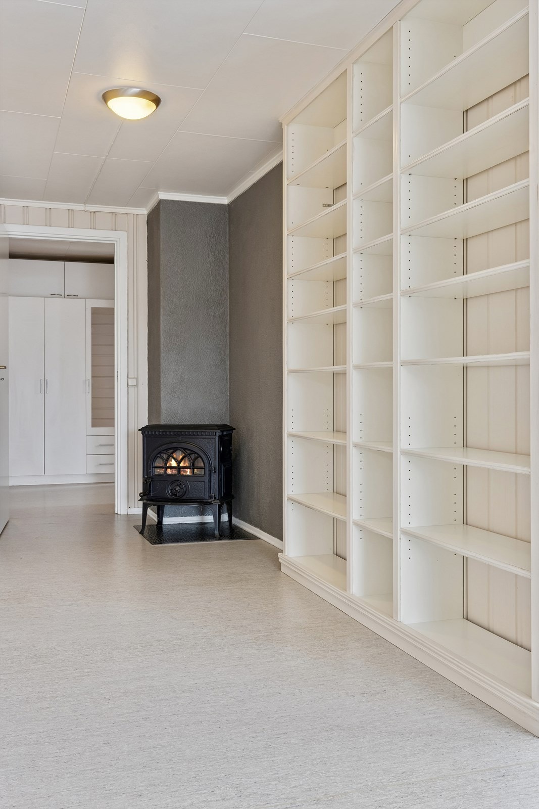 En vedovn sørger for ekstra varme, supplert av plassbygde hyller. Galleribilde