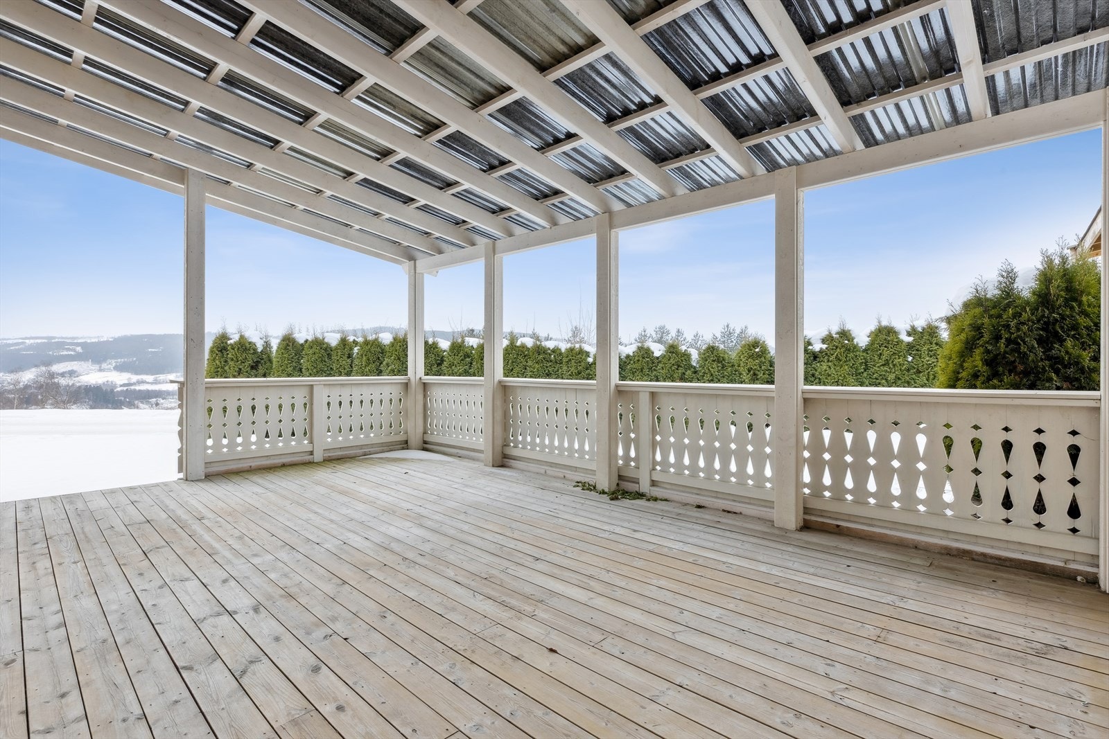 Her er det god plass til utemøbler, skjermet for vær og vind. Galleribilde