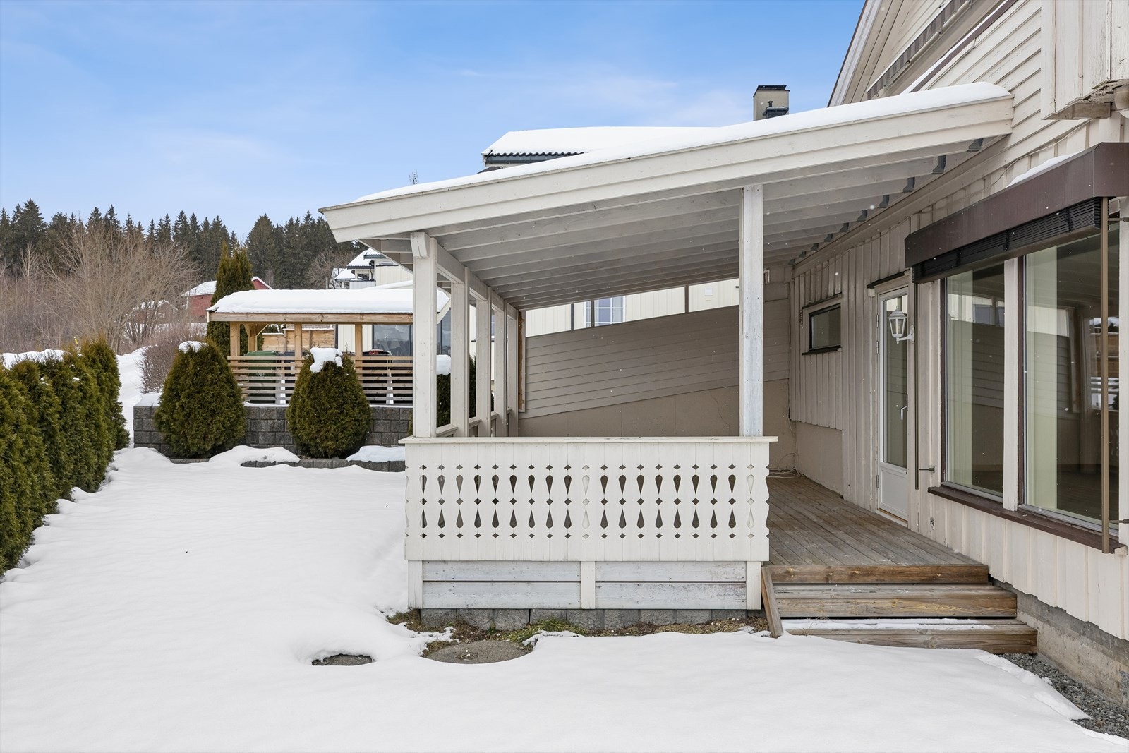 Eiendommen har en lettstelt hage og uteområde. Galleribilde