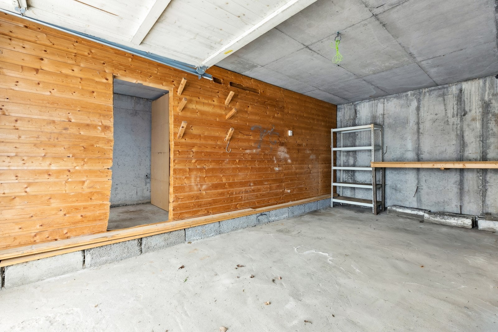 Garasjen gir gode muligheter for lagring og parkering. Galleribilde