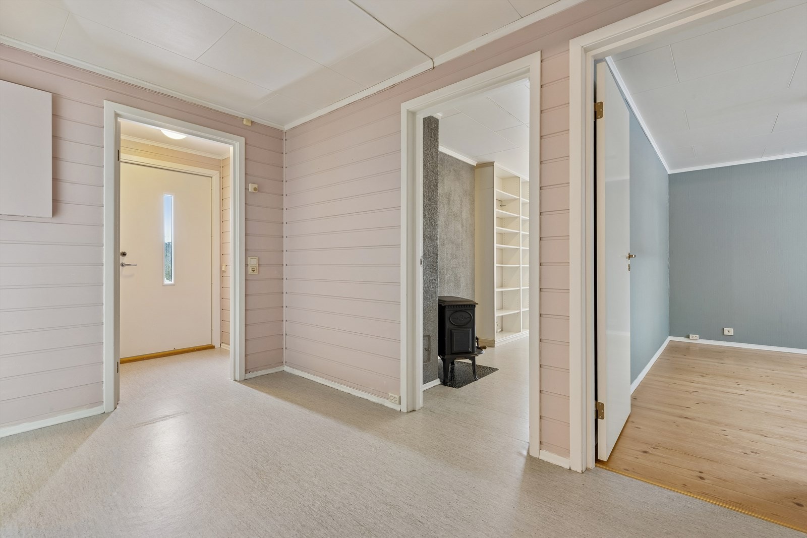 Fra entréen er det tilgang til boligens stue, soverom og bad. Galleribilde