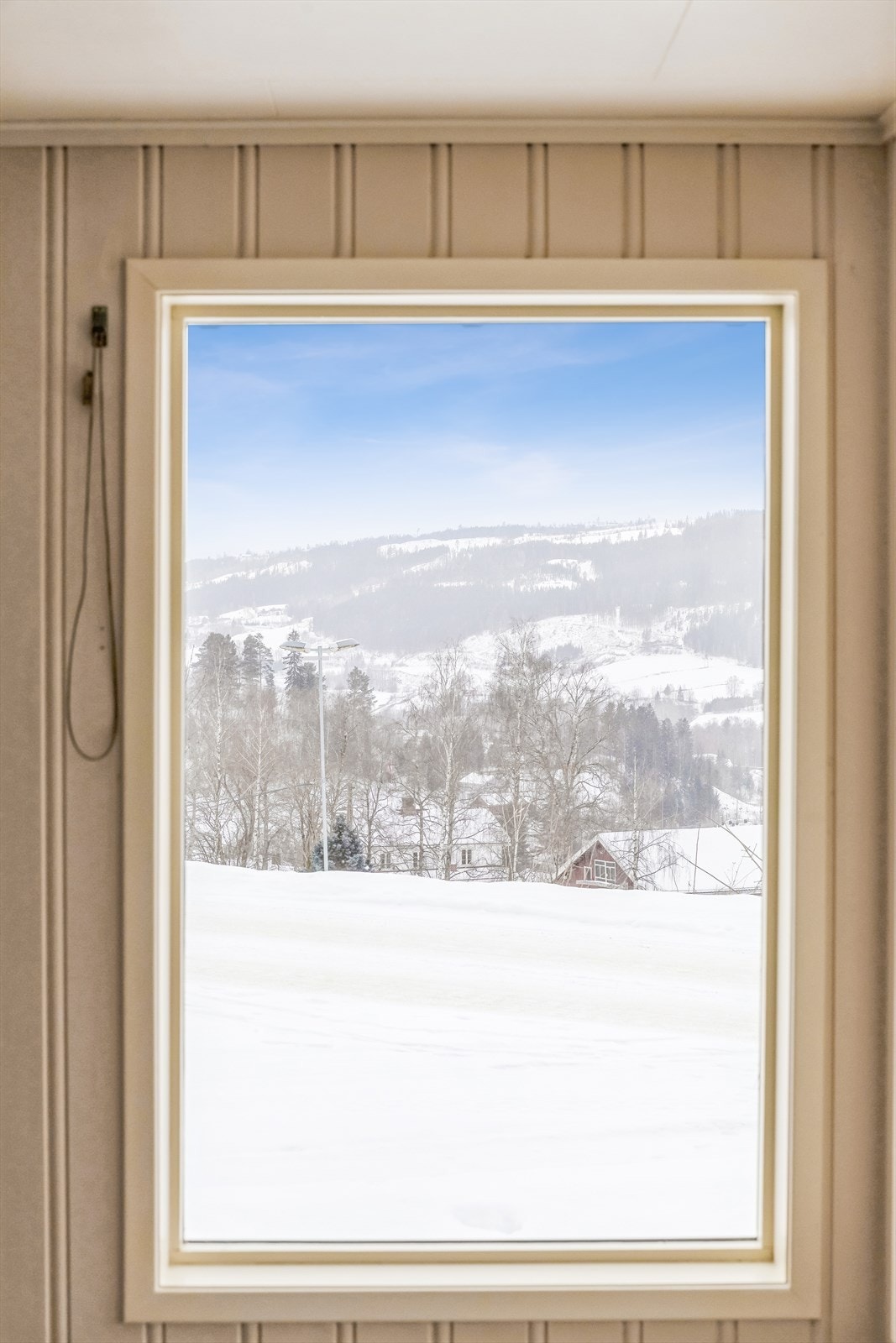 Utsikten kan nytes fra flere av boligens rom. Galleribilde