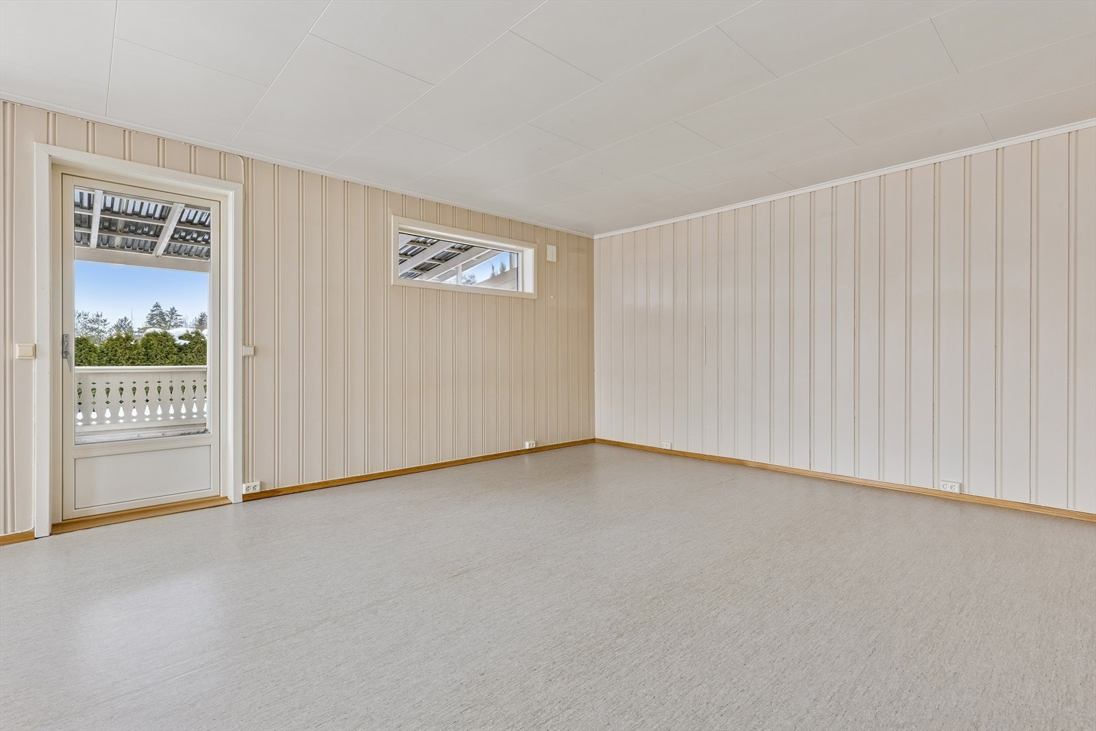 Døren leder ut til en skjermet og anvendelig uteplass. Galleribilde