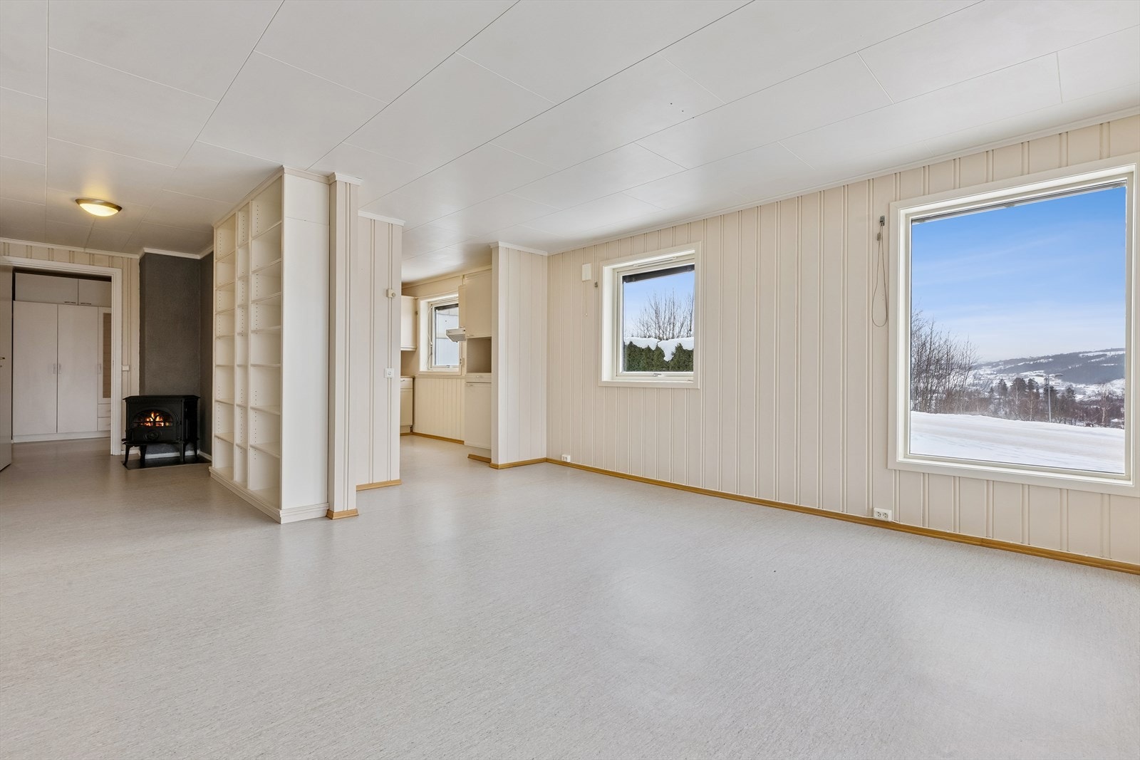 Stuen er romslig og har en delvis åpen løsning mot kjøkkenet. Galleribilde