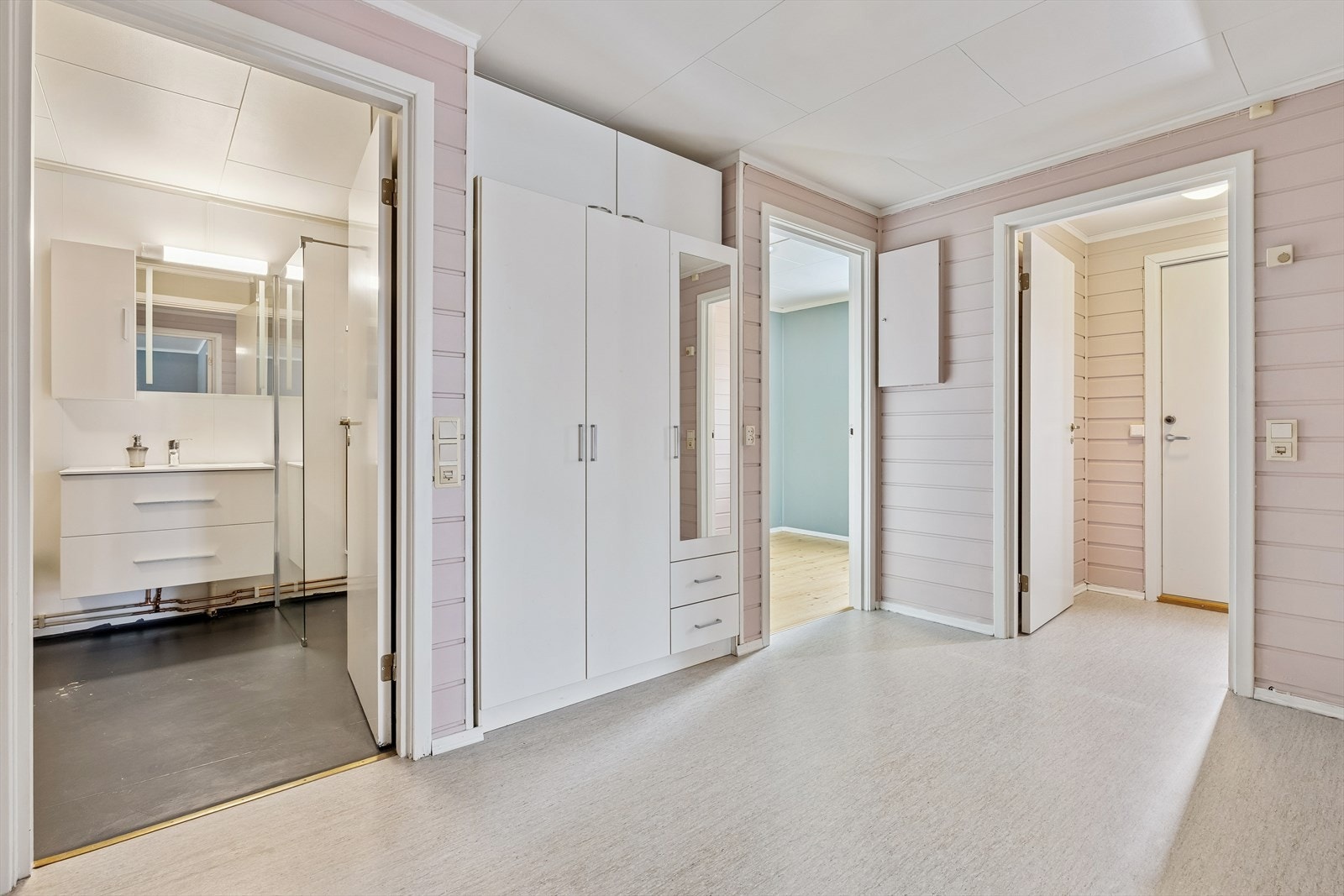 En gang skiller soverommene og badet fra de sosiale sonene. Galleribilde