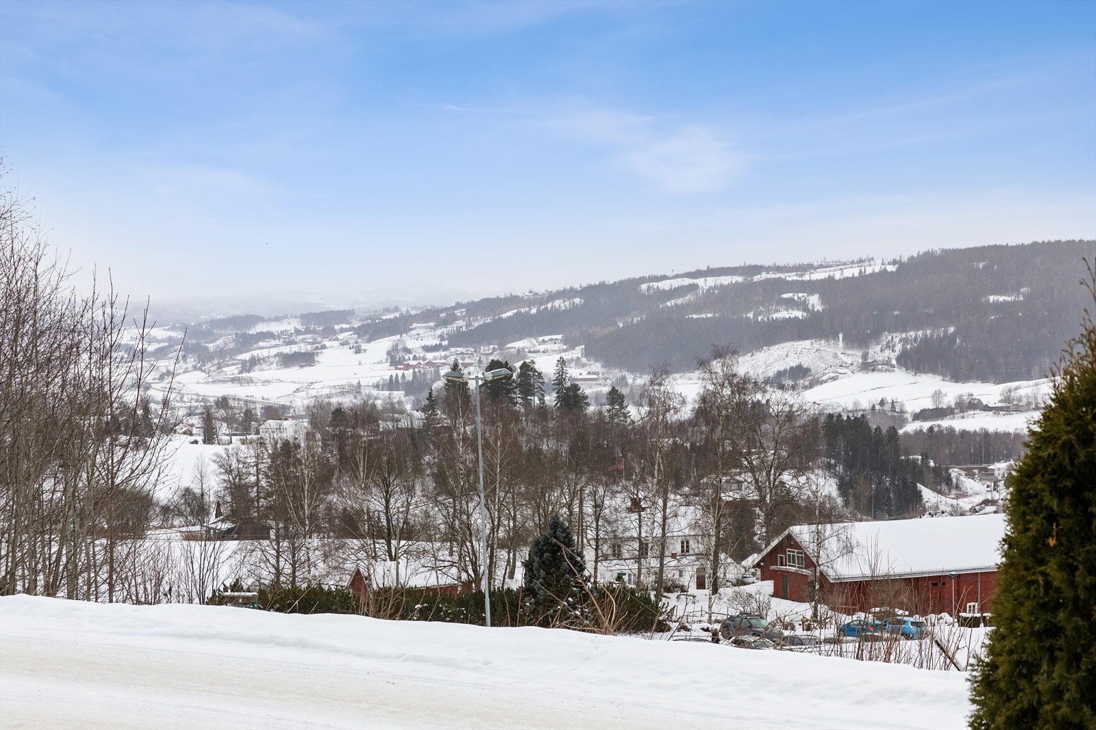 Fra eiendommen er det vid utsikt over det omkringliggende kulturlandskapet. Galleribilde