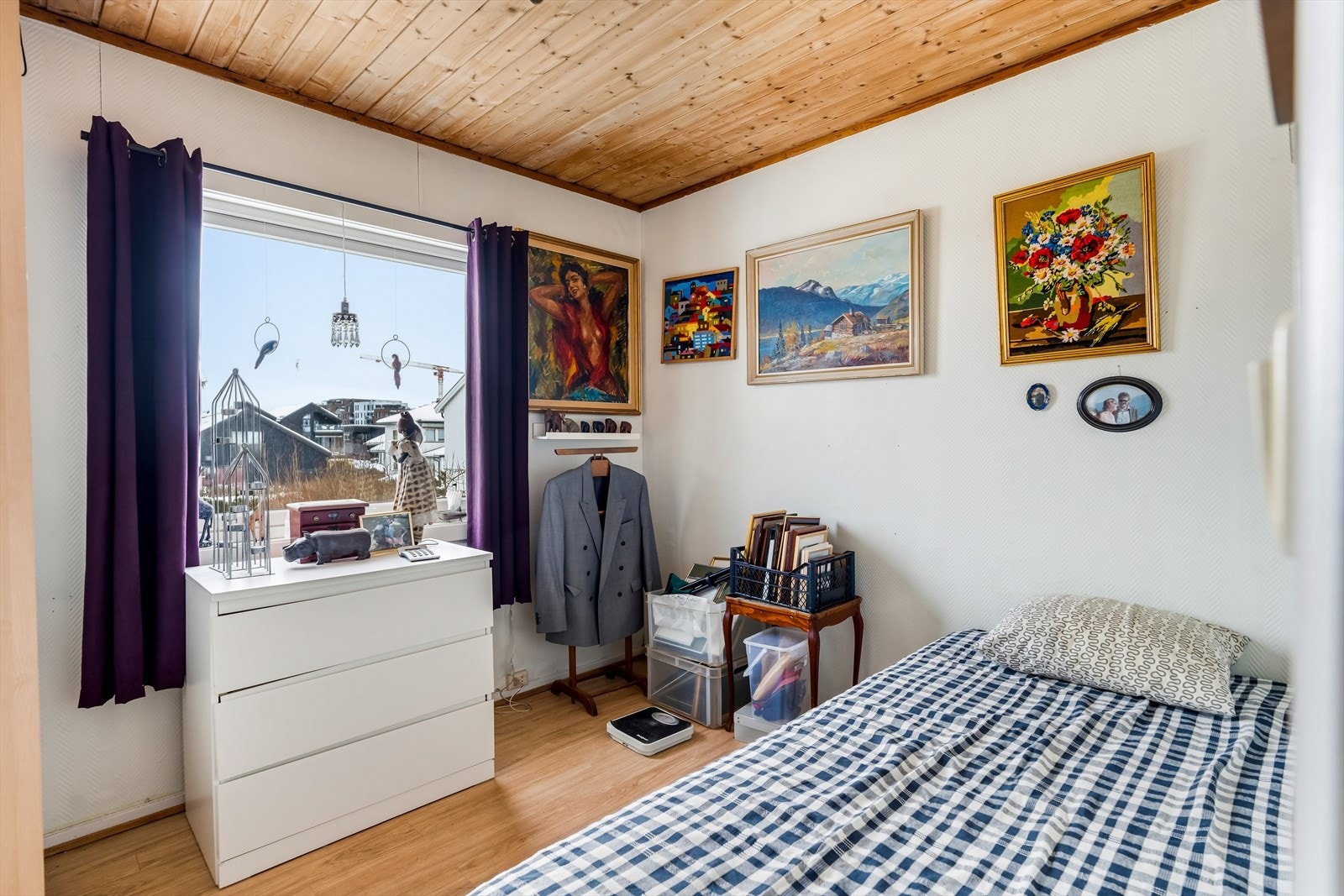 Soverom med vindu og naturlig lysinnslipp. Galleribilde