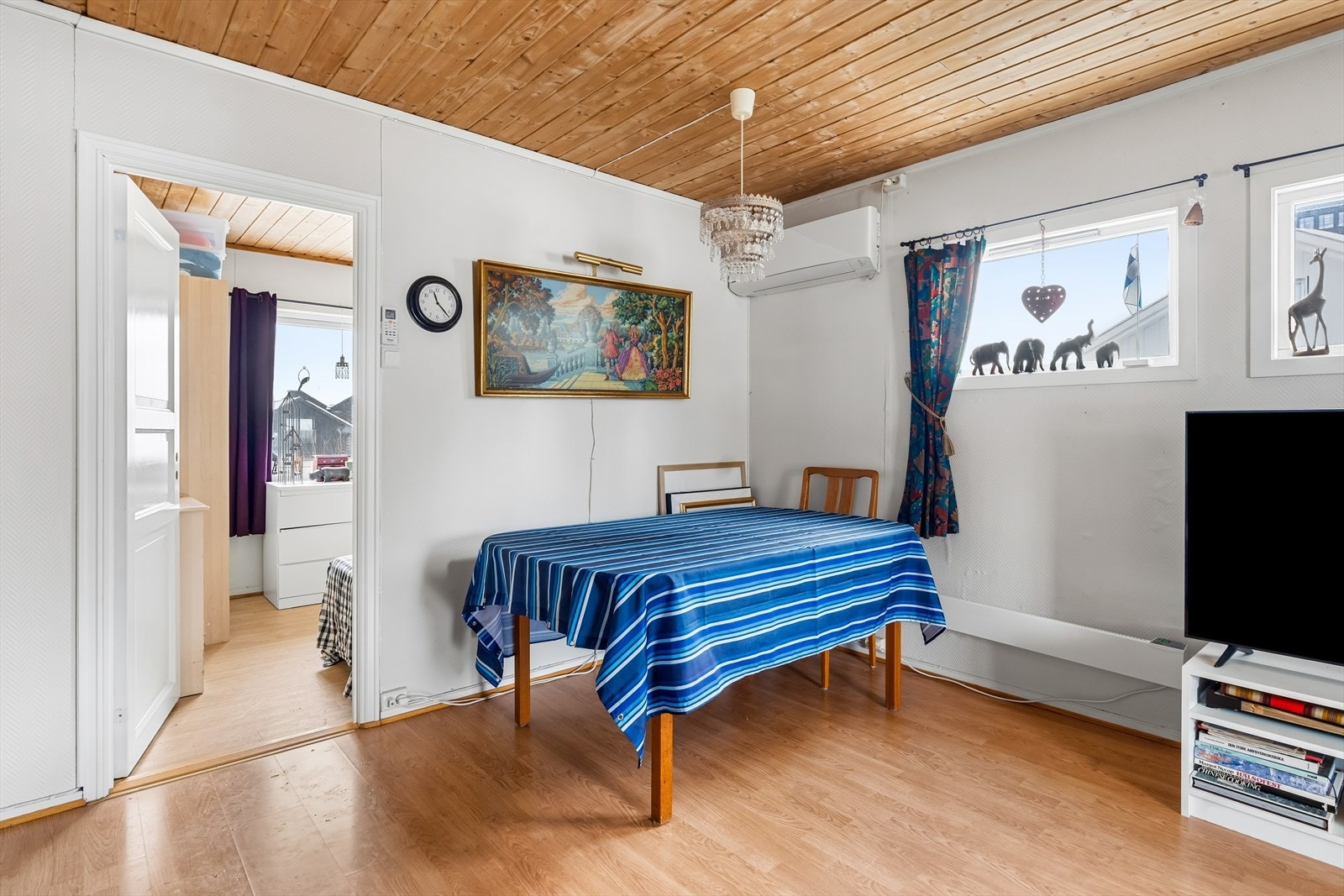 Oppholdsrom med tilknytning til kjøkken. Praktisk og funksjonell løsning. Galleribilde