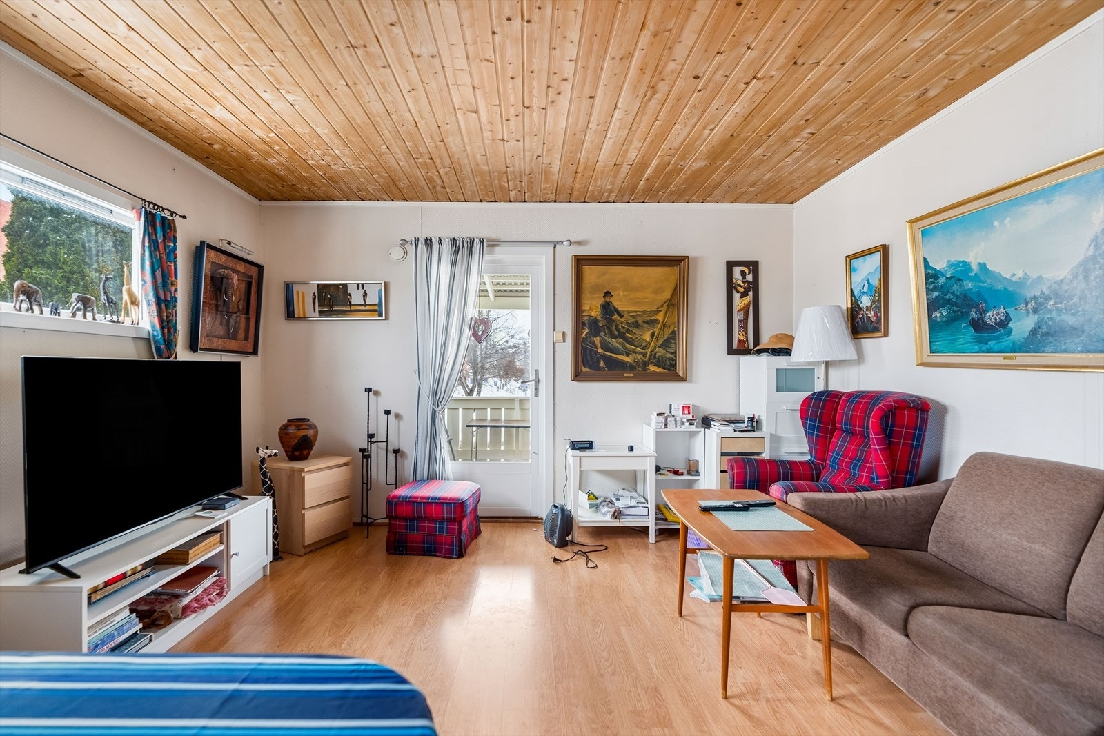 Stue med flere vindusflater. Et hyggelig oppholdsrom med utviklingsmuligheter. Galleribilde
