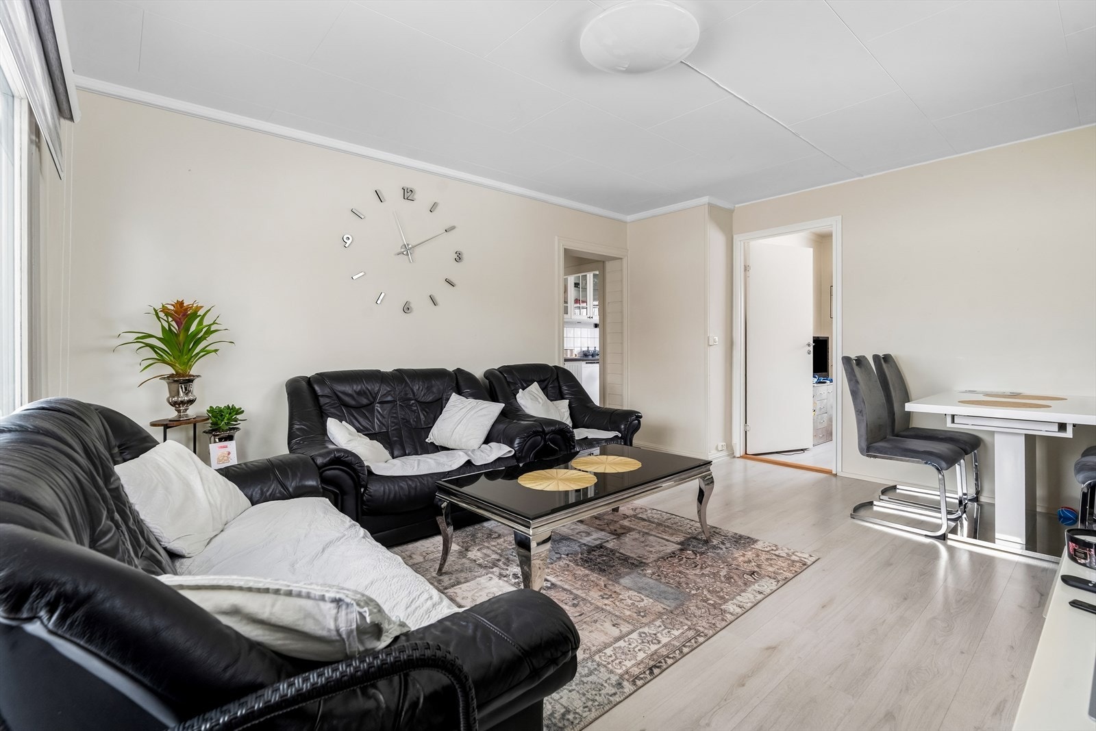Romslig stue/spisestue med åpen løsning. Her ligger det godt til rette for modernisering etter eget ønske. Galleribilde